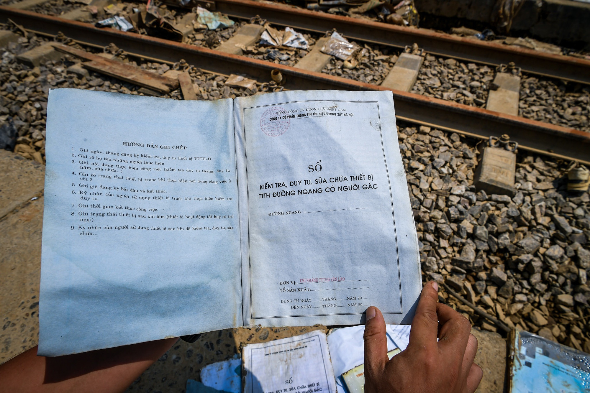 Cuốn sổ kiểm tra, duy tu, sửa chữa thiết bị... vẫn còn dấu vết của trận lụt hàng chục năm mới xuất hiện tại Yên Bái.