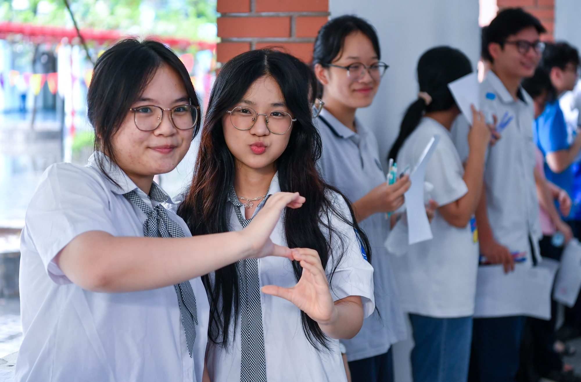 Nét tự tin của các thí sinh trước giờ làm bài môn Ngữ văn.