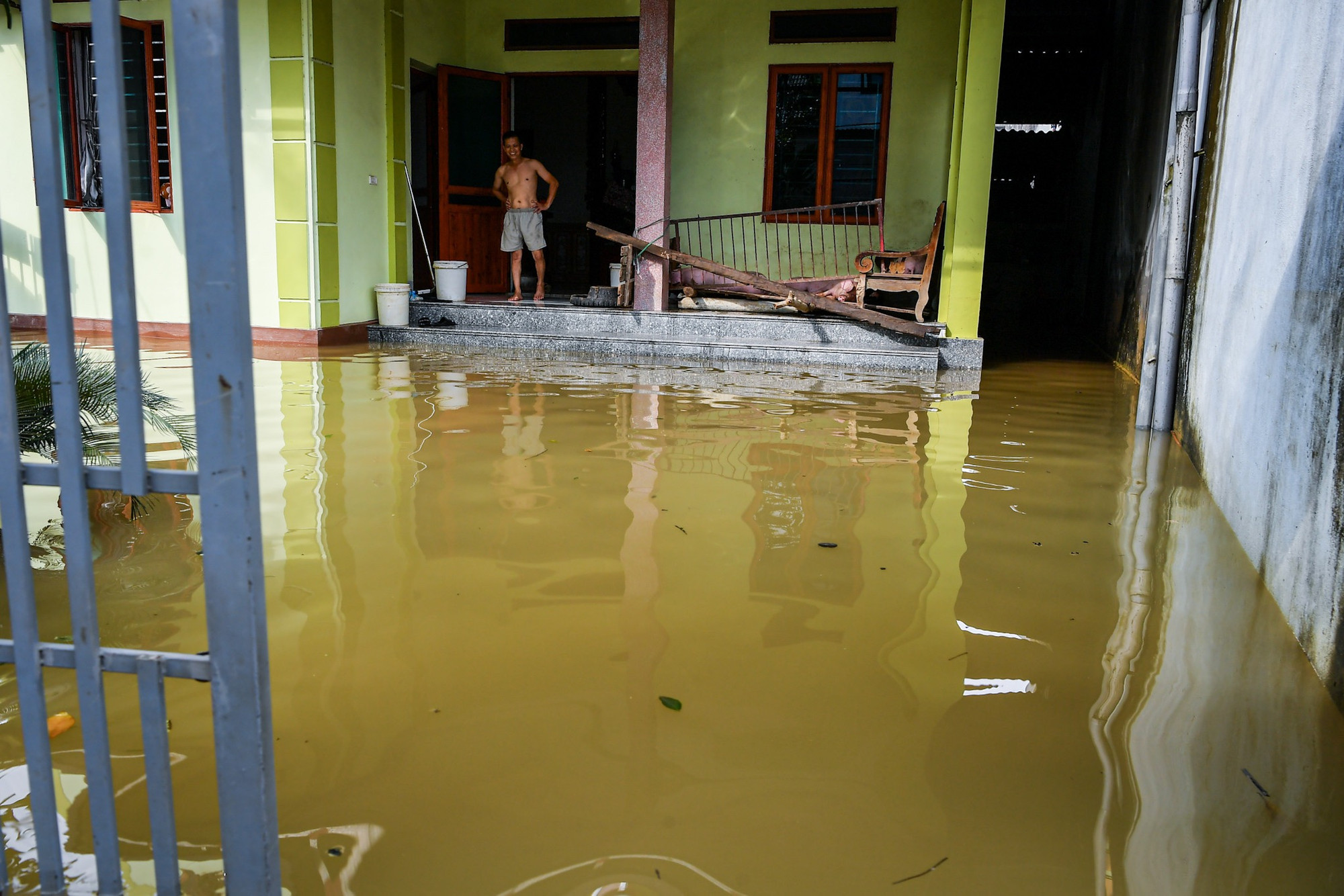 Cũng tại An Lạc, một số hộ gia đình ở vị trí cao hơn thì bố trí "chạy lợn" lên ngay thềm nhà... Cũng tại An Lạc, một số hộ gia đình ở vị trí cao hơn thì bố trí "chạy lợn" lên ngay thềm nhà...