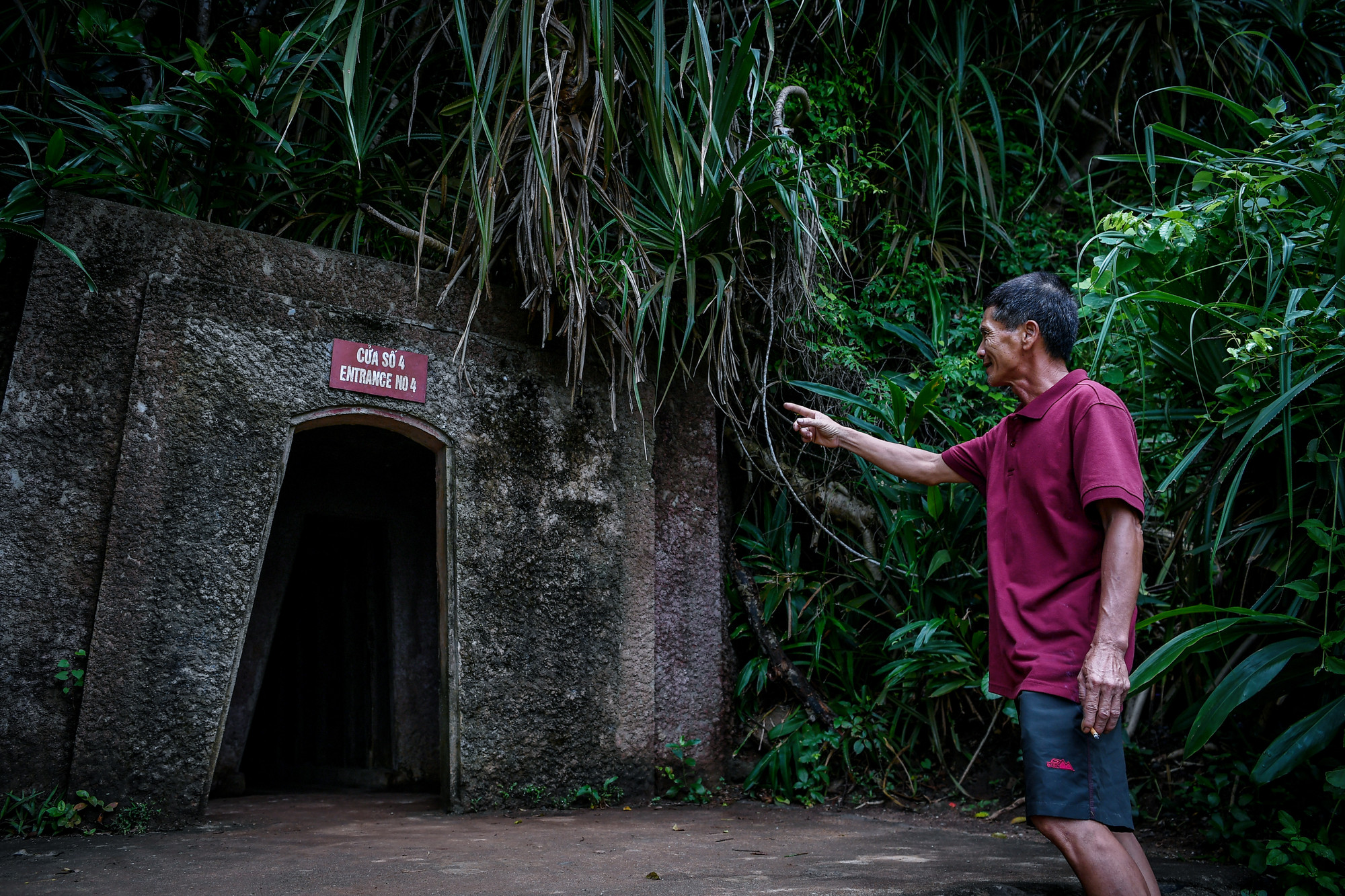 Trong ảnh là cửa vào số 4 nhìn thẳng ra bờ biển. Từ đây, địa đạo sẽ chạy sâu vào trong lòng đất liền. Trong ảnh là cửa vào số 4 nhìn thẳng ra bờ biển. Từ đây, địa đạo sẽ chạy sâu vào trong lòng đất liền.