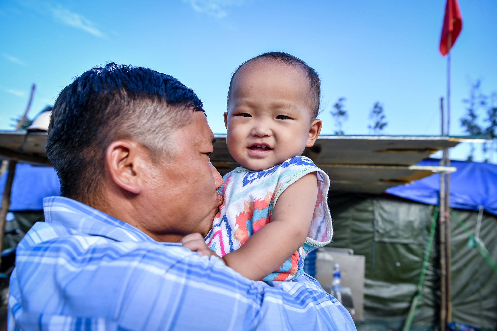 Với Lù Seo Nương, Bí thư Chi bộ thôn, tương lai của Nậm Tông sẽ được bắt đầu bằng thế hệ mầm non như bé Lý Seo Tung anh bế trên tay...
