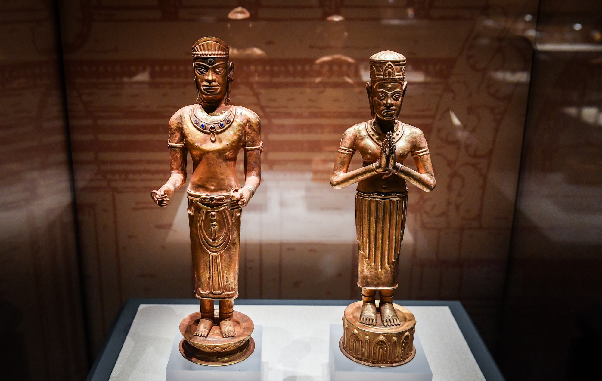 Trong ảnh là hai bức tượng nam thần và nữ thần được làm bằng vàng và đá quý. Có thể thấy trình độ của các thợ thủ công Champa xưa vô cùng cao.