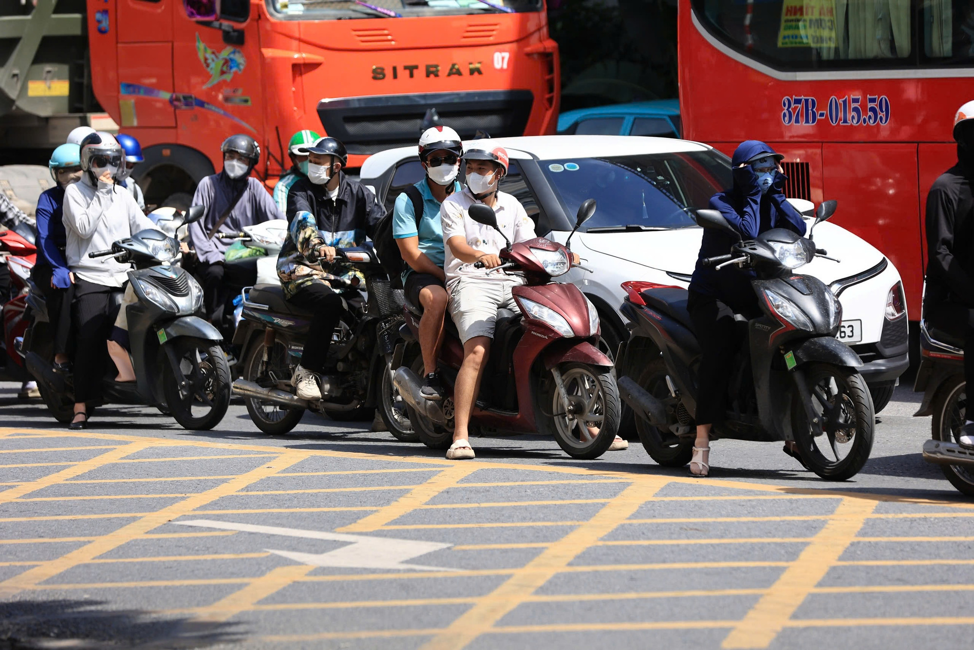 Dòng xe nối đuôi nhau tại đường dẫn từ Pháp Vân - Cầu Giẽ về phía Giải Phóng.