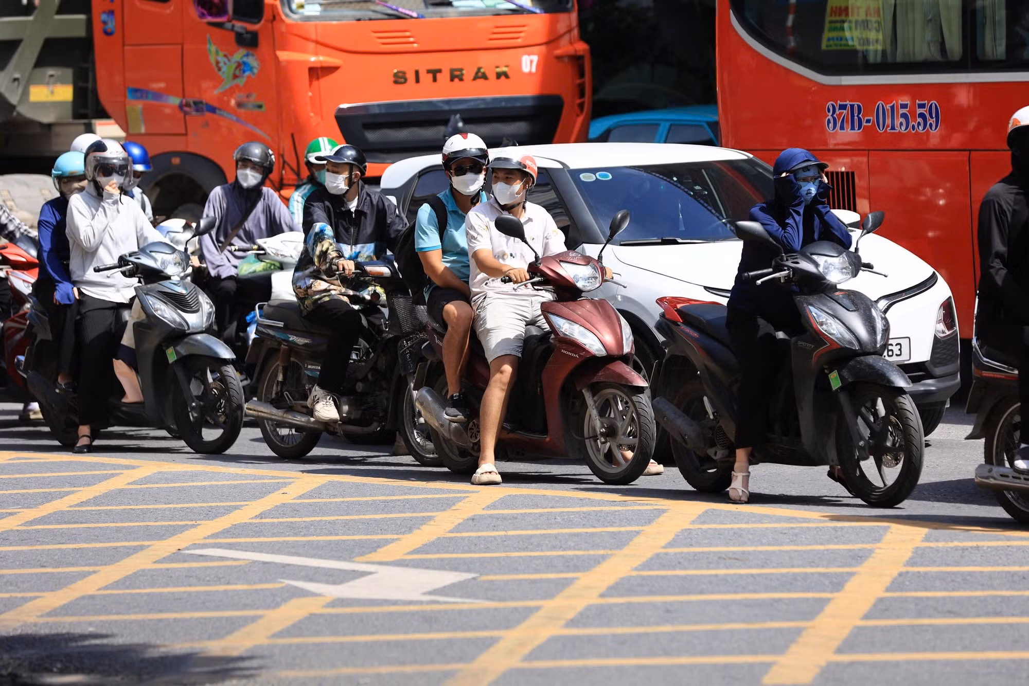 Dòng xe nối đuôi nhau tại đường dẫn từ Pháp Vân - Cầu Giẽ về phía Giải Phóng.