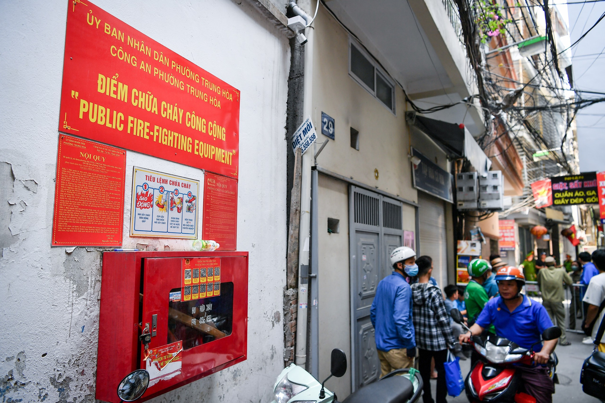 Tại ngách dẫn vào hiện trường đã được thành lập điểm chữa cháy công cộng cách ngôi nhà xảy ra cháy khoảng 30m. Khi hỏa hoạn xảy ra, người dân cũng đã lấy bình cứu hỏa từ đây nhưng bất lực vì khói quá lớn.