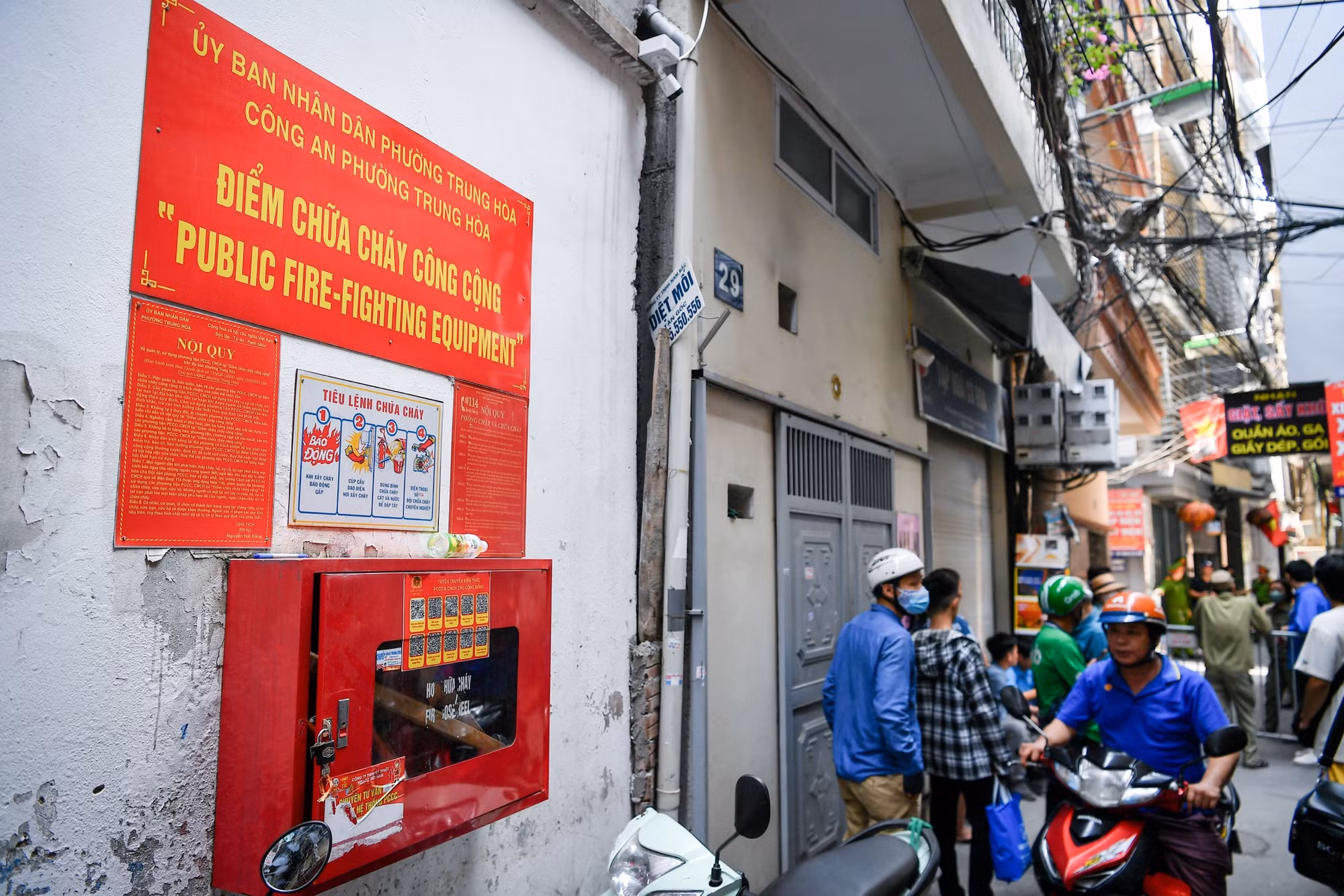 Tại ngách dẫn vào hiện trường đã được thành lập điểm chữa cháy công cộng cách ngôi nhà xảy ra cháy khoảng 30m. Khi hỏa hoạn xảy ra, người dân cũng đã lấy bình cứu hỏa từ đây nhưng bất lực vì khói quá lớn.