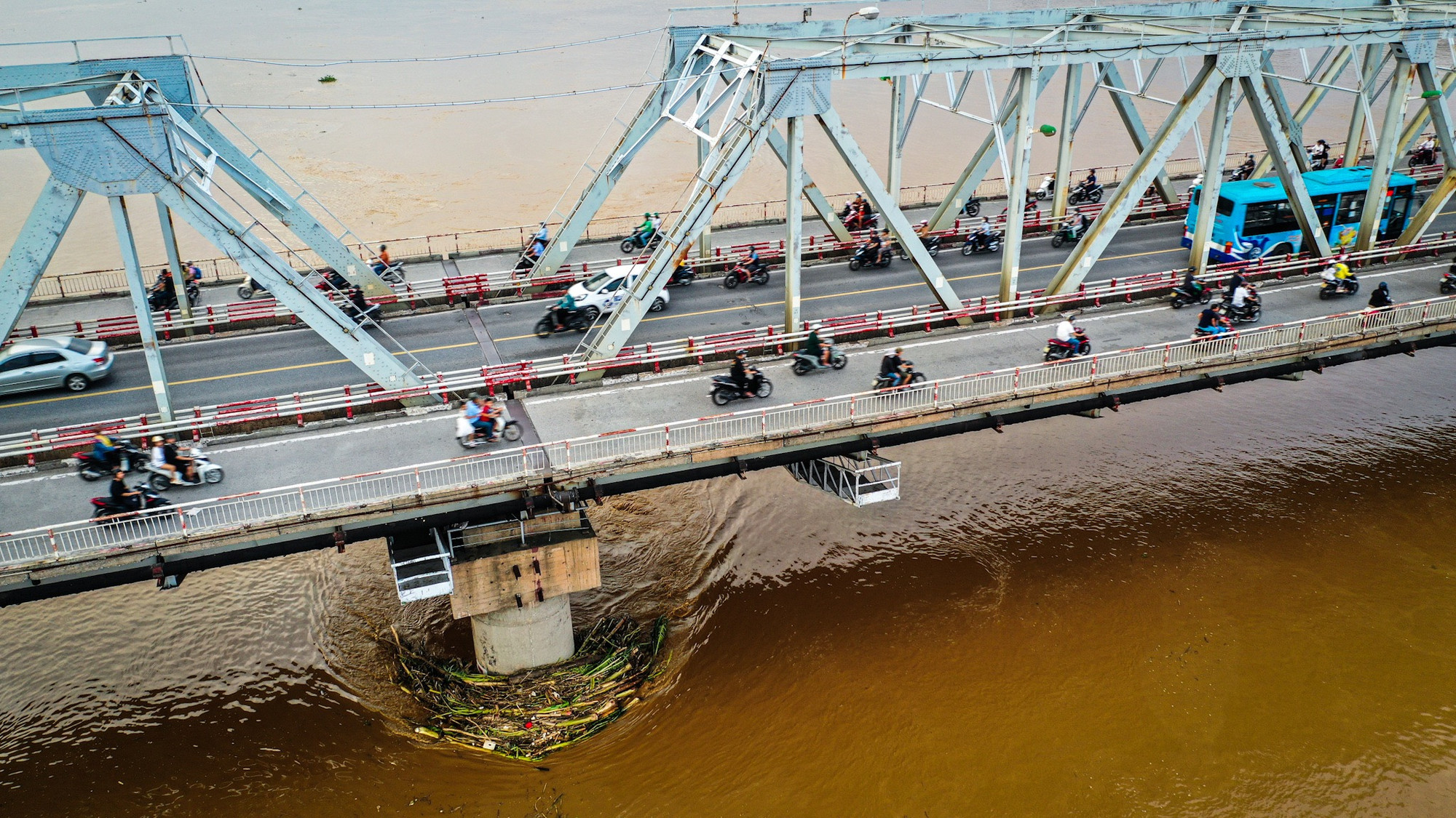 [Ảnh] Bất chấp lệnh cấm, người dân vẫn lên cầu Long Biên... dạo mát ảnh 20