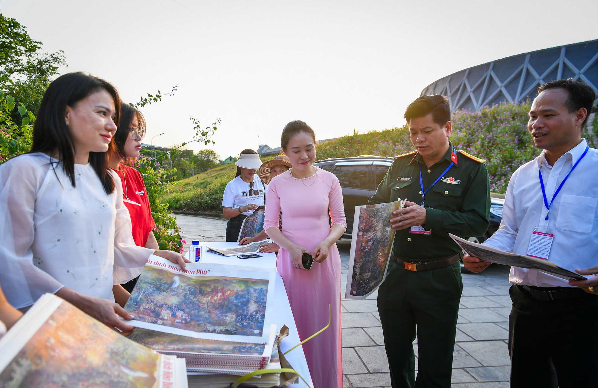 Cũng tại sự kiện, nhiều phụ trang đặc biệt in toàn bộ bức tranh panorama “Chiến dịch Điện Biên Phủ” với hơn 4.500 nhân vật đang được trưng bày tại Bảo tàng Chiến thắng lịch sử Điện Biên Phủ đã được Ban tổ chức trao tặng tới người dân và du khách.