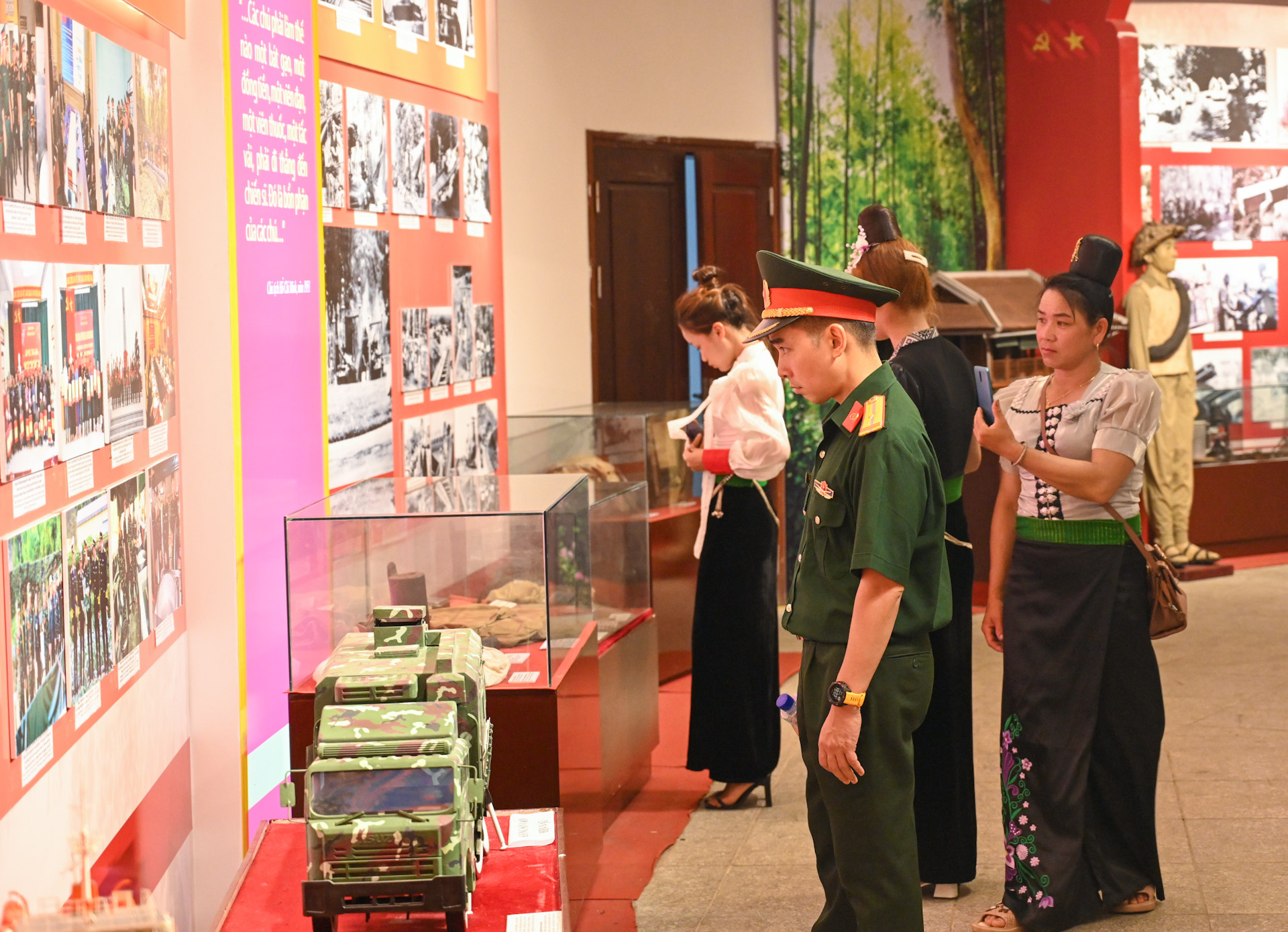 Theo số liệu của Sở Văn hóa-Thể thao và Du lịch tỉnh Điện Biên, trung bình hiện nay, mỗi ngày tỉnh Điện Biên đón khoảng 10 nghìn lượt khách du lịch có lưu trú.