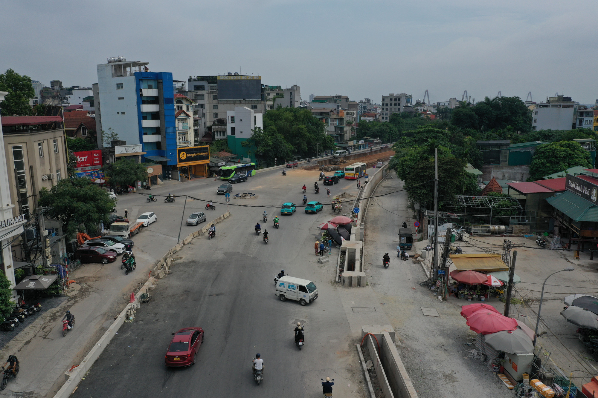 Theo chủ đầu tư, đoạn từ nút giao Xuân Diệu đến chợ hoa Quảng An đã thảm thô 1/2 mặt cắt đường Âu Cơ tuyến chính từ trước Tết Nguyên đán 2024. Theo chủ đầu tư, đoạn từ nút giao Xuân Diệu đến chợ hoa Quảng An đã thảm thô 1/2 mặt cắt đường Âu Cơ tuyến chính từ trước Tết Nguyên đán 2024.