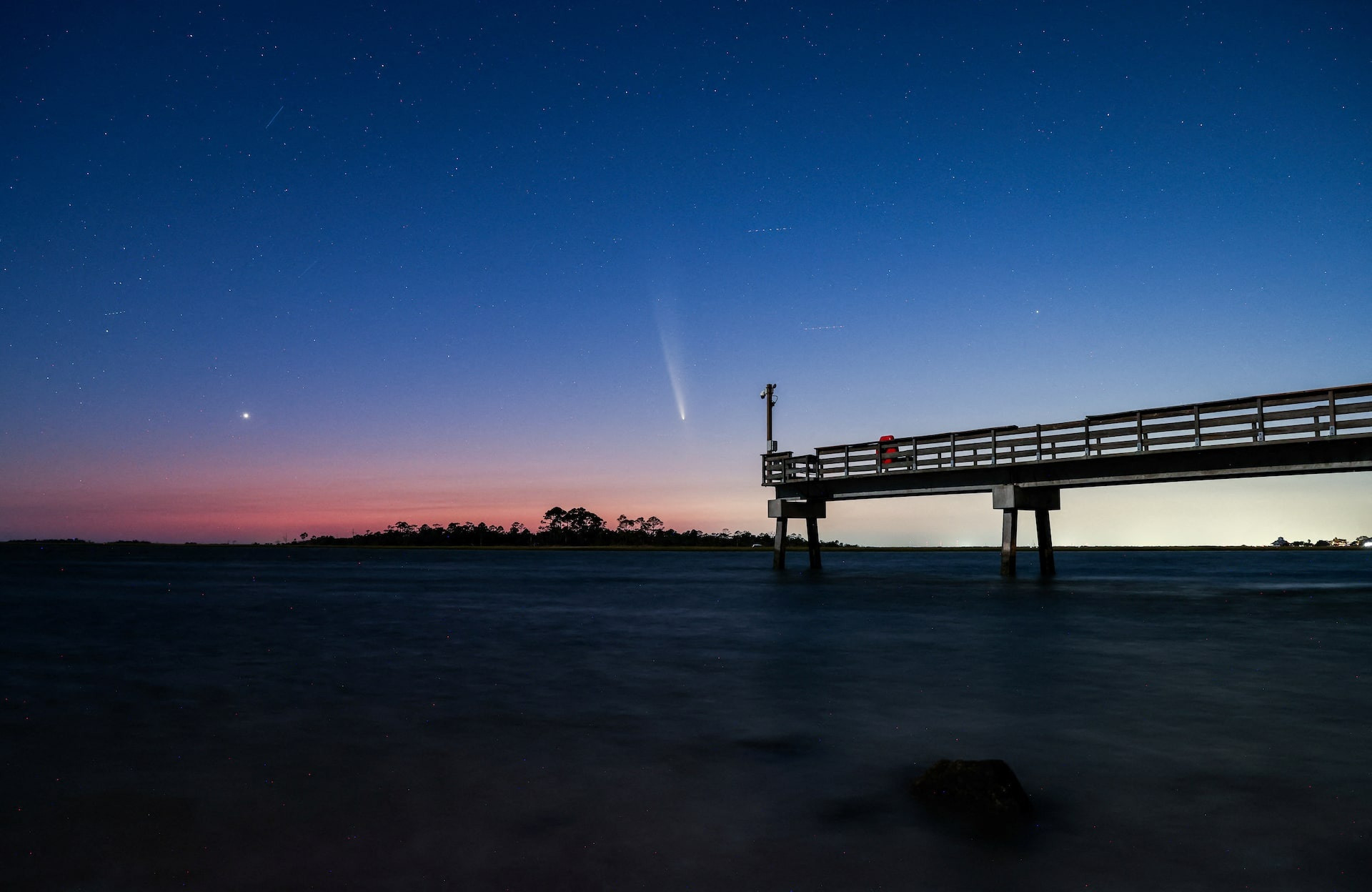 Sao chổi C/2023 A3 (Tsuchinshan-ATLAS) trên đảo Tybee, Georgia, ngày 13/10. (Ảnh: Reuters)