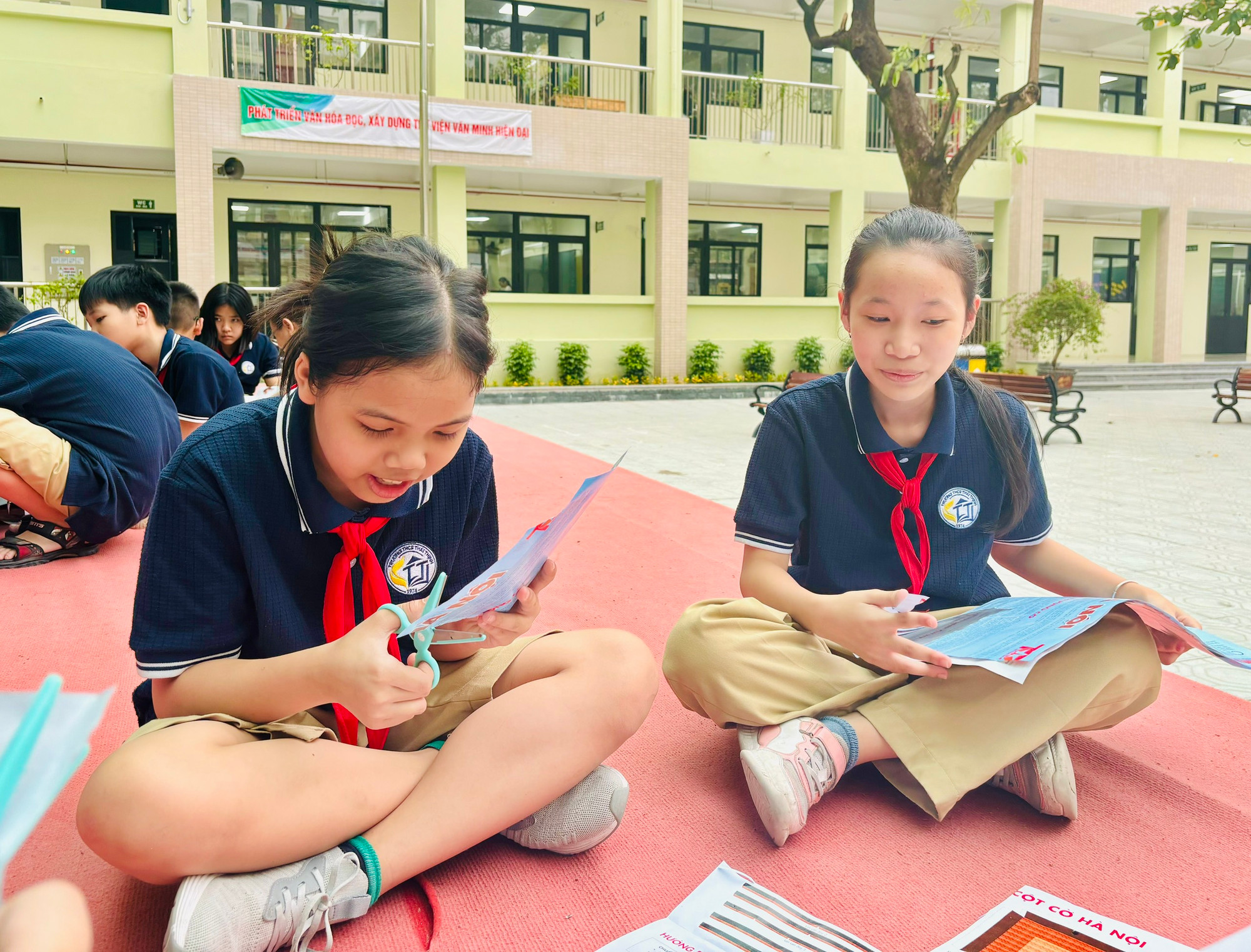 Học sinh trường THCS Thái Thịnh háo hức "thử sức" với phần cắt, dán và ghép hình Cột cờ Hà Nội.