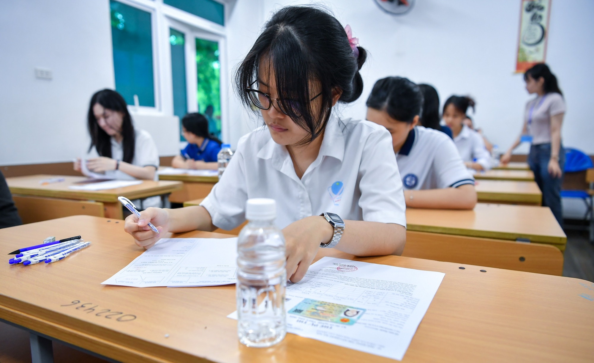 Theo quy chế, đối với buổi thi môn tự luận, thí sinh có thể được ra khỏi phòng và khu vực thi sau khi hết hai phần ba thời gian làm bài của buổi thi, phải nộp bài thi kèm theo đề thi, giấy nháp trước khi ra khỏi phòng thi.