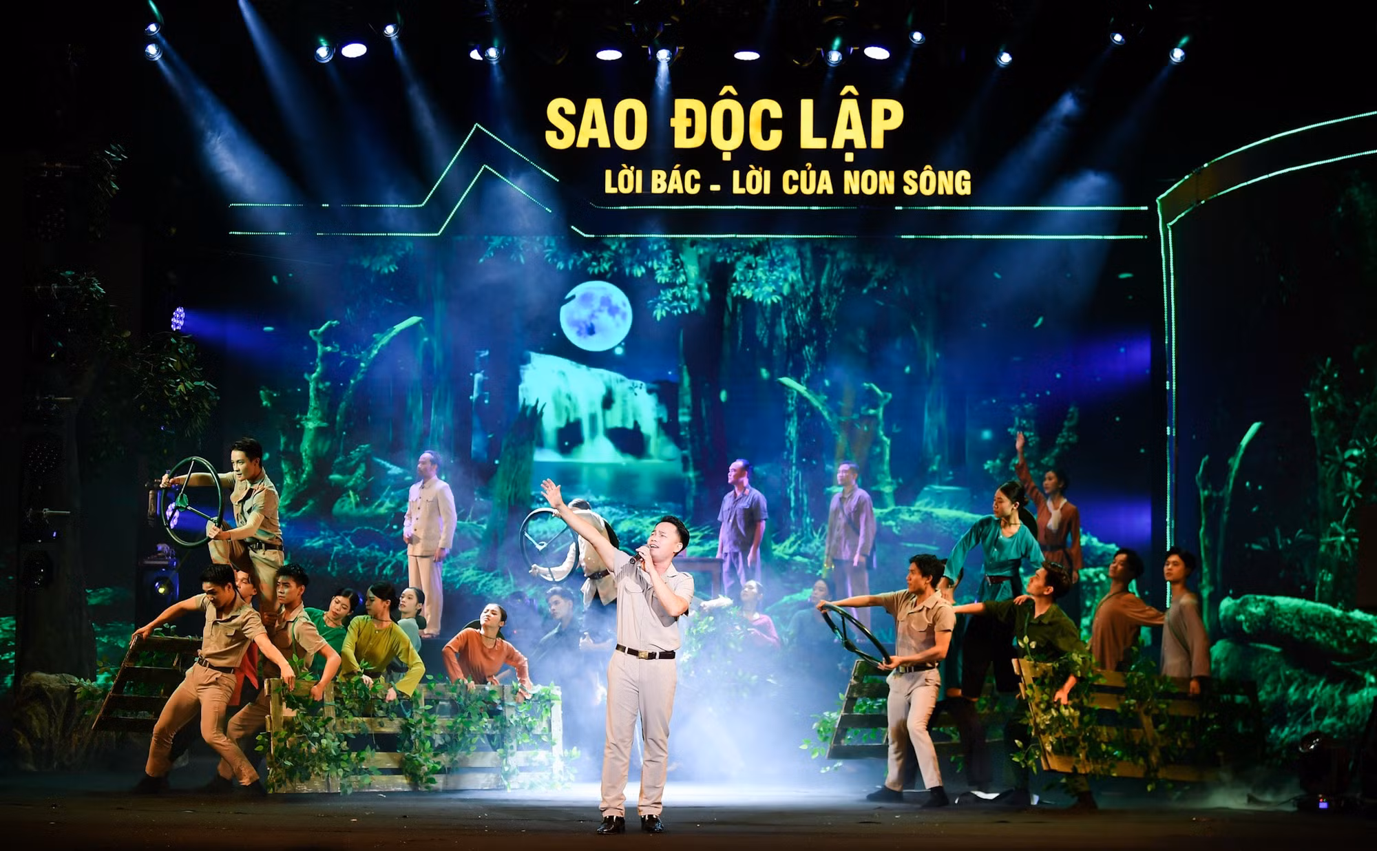 Bằng ngôn ngữ nghệ thuật độc đáo, chương trình đã tái hiện không khí của các đội tự vệ, đội du kích như các ATK hoạt động ngầm ở nông thôn các vùng ven Hà Nội như: Trầm Lộng, 7 làng La, 3 làng Mỗ - Hoài Đức, Đình Bảng - Bắc Ninh, Cổ Loa,... chuẩn bị xuất thần tiến vào Thủ đô với sức mạnh của ý chí, niềm tin, khát khao mãnh liệt của cả dân tộc. Bằng ngôn ngữ nghệ thuật độc đáo, chương trình đã tái hiện không khí của các đội tự vệ, đội du kích như các ATK hoạt động ngầm ở nông thôn các vùng ven Hà Nội như: Trầm Lộng, 7 làng La, 3 làng Mỗ - Hoài Đức, Đình Bảng - Bắc Ninh, Cổ Loa,... chuẩn bị xuất thần tiến vào Thủ đô với sức mạnh của ý chí, niềm tin, khát khao mãnh liệt của cả dân tộc.