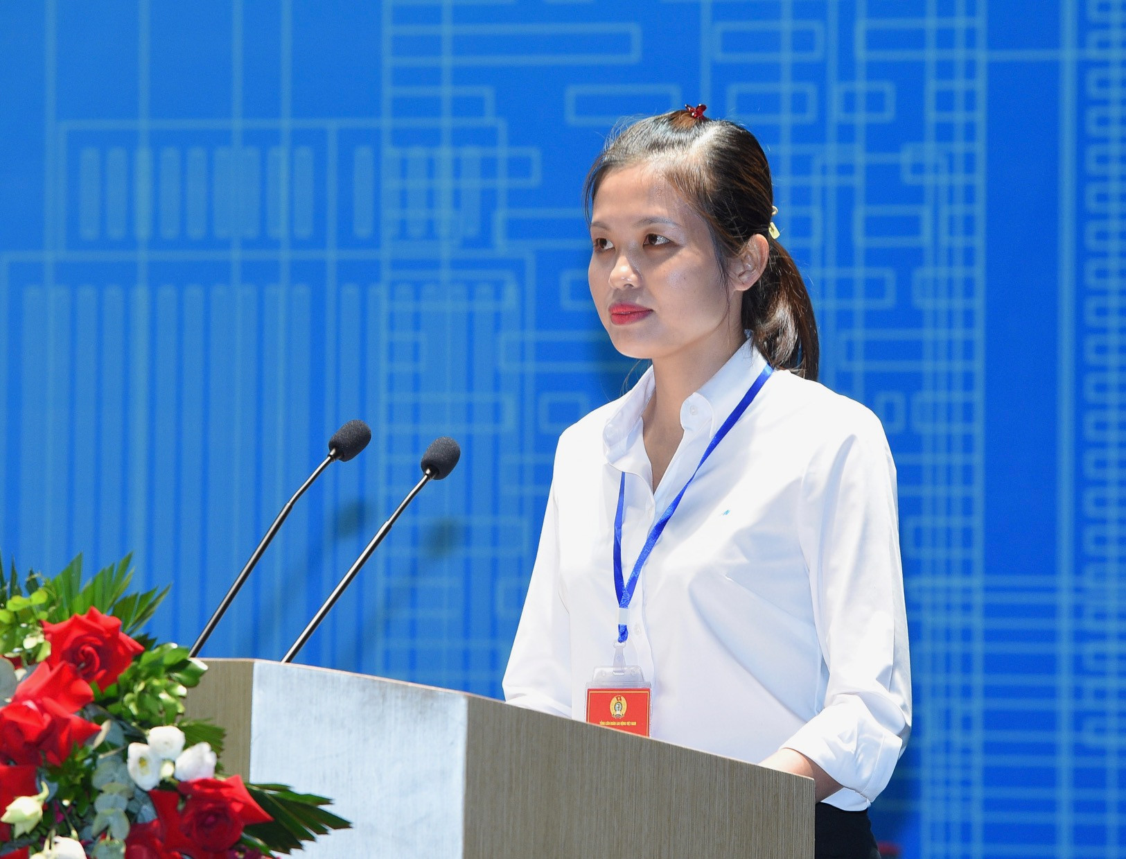 Chị Phùng Thị Hạnh - công nhân Xí nghiệp Sơ mi Hà Nội - Tổng Công ty May 10, tham luận về việc chủ động, thường xuyên học tập nâng cao trình độ, kỹ năng nghề nghiệp của người lao động, từng bước đáp ứng yêu cầu của cuộc cách mạng công nghiệp lần thứ tư.