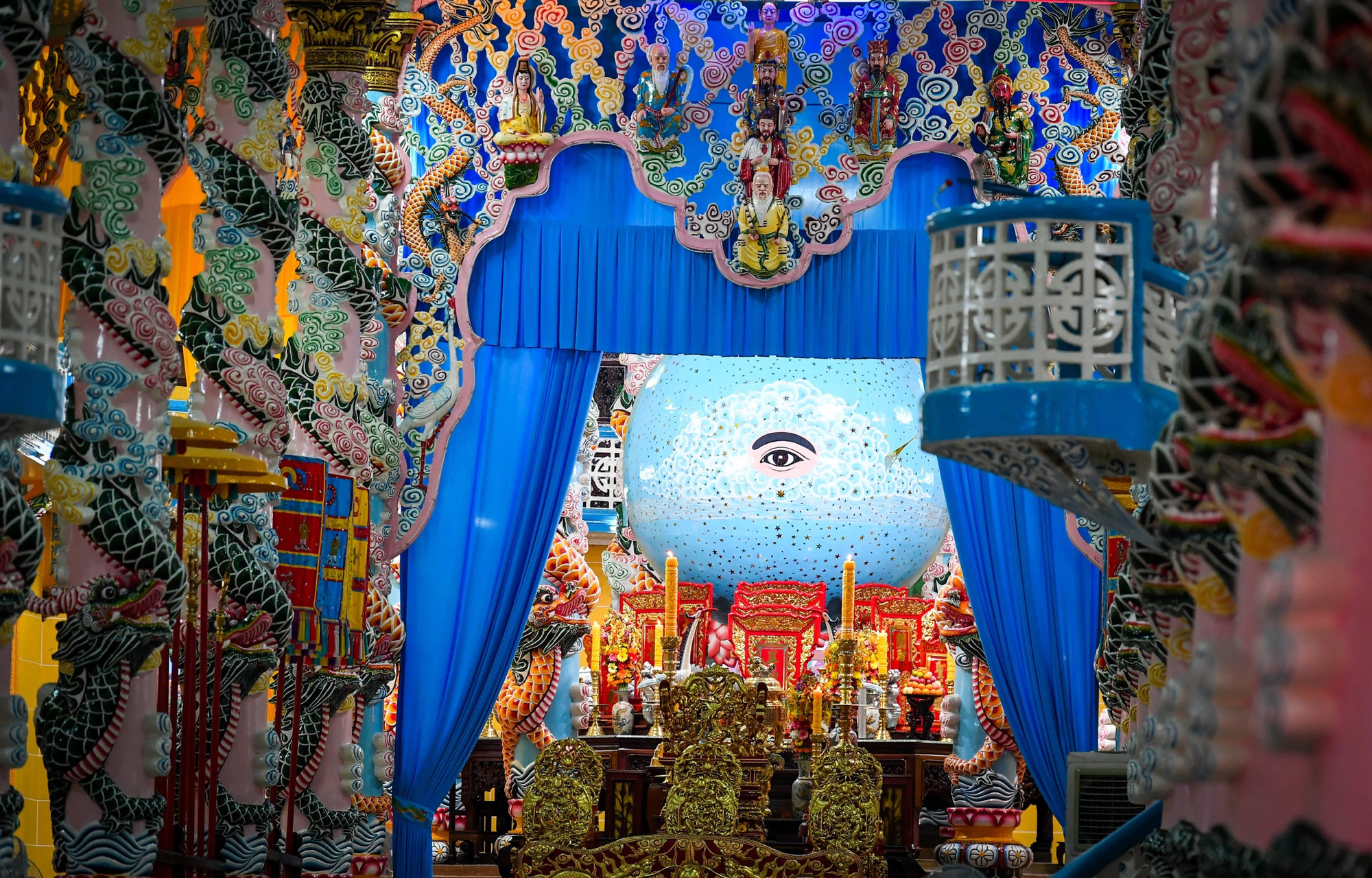 Bát quái đài là khu vực nằm ở phía cuối của Đền Thánh, là phần đuôi của Long Mã hướng thẳng về phía Đông. Bát quái đài có phần mái được sơn màu vàng. Khu vực này có 8 cột trụ rồng xếp thành hình Bát Quái. Ở giữa là quả Càn Khôn với đường kính 3,3m. Đây cũng chính là phần đặc biệt của Tòa Thánh so với các thánh thất khác của Đạo Cao Đài. Quả Càn Khôn biểu trưng cho vũ trụ quan của đạo. Tâm của Càn Khôn đặt một ngọn đèn tên là Thái Cực, được giữ sáng suốt ngày đêm. Chung quanh hình vẽ Thiên Nhãn trên Càn Khôn, còn có 3.072 vì sao thể hiện cho 72 quả địa cầu cùng với 3.000 thế giới. Bát quái đài là khu vực nằm ở phía cuối của Đền Thánh, là phần đuôi của Long Mã hướng thẳng về phía Đông. Bát quái đài có phần mái được sơn màu vàng. Khu vực này có 8 cột trụ rồng xếp thành hình Bát Quái. Ở giữa là quả Càn Khôn với đường kính 3,3m. Đây cũng chính là phần đặc biệt của Tòa Thánh so với các thánh thất khác của Đạo Cao Đài. Quả Càn Khôn biểu trưng cho vũ trụ quan của đạo. Tâm của Càn Khôn đặt một ngọn đèn tên là Thái Cực, được giữ sáng suốt ngày đêm. Chung quanh hình vẽ Thiên Nhãn trên Càn Khôn, còn có 3.072 vì sao thể hiện cho 72 quả địa cầu cùng với 3.000 thế giới.