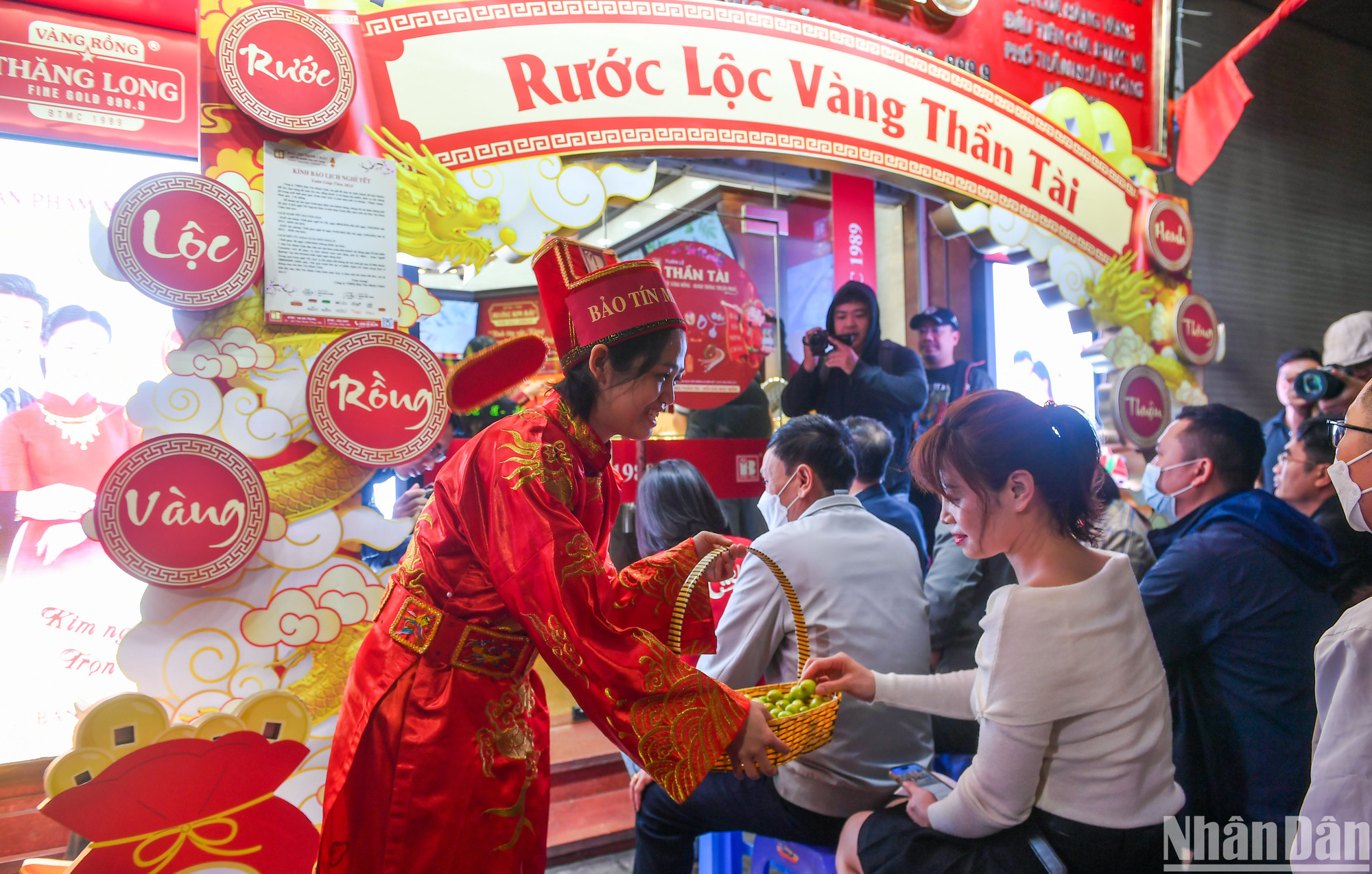 Theo quan niệm dân gian, Thần Tài là vị thần chuyên quản Tài-Phúc-Phú Quý mang lại tài lộc, sung túc và may mắn cho mọi người. Vì vậy, nhiều người quan niệm: Sở hữu một sản phẩm vàng Ngày vía Thần Tài (mùng 10 tháng Giêng) sẽ mang lại sự may mắn, phúc hiển trong cả năm.