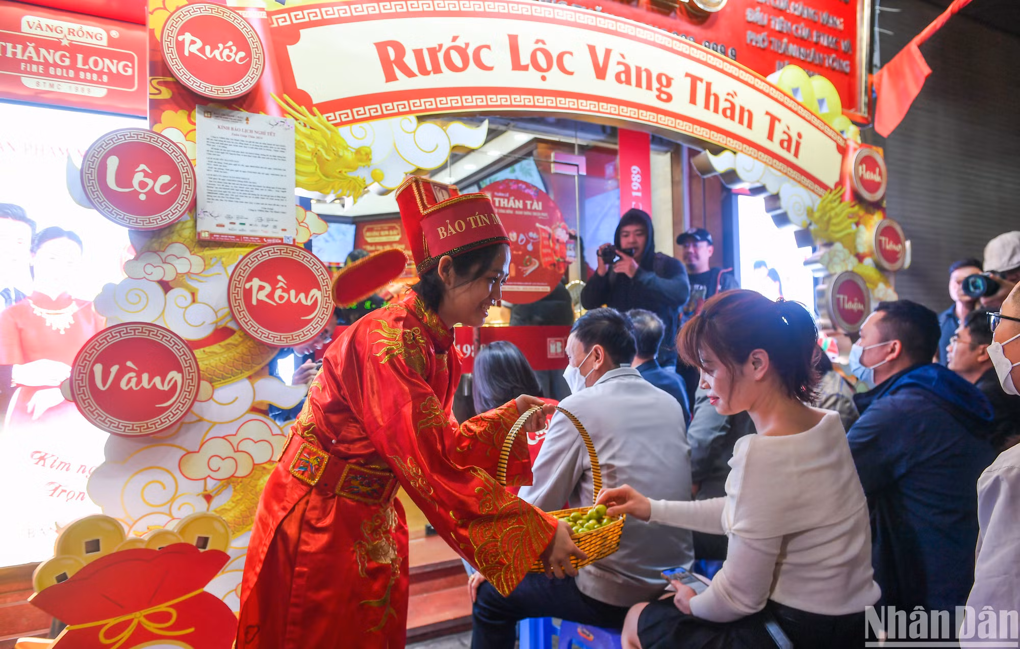 Theo quan niệm dân gian, Thần Tài là vị thần chuyên quản Tài-Phúc-Phú Quý mang lại tài lộc, sung túc và may mắn cho mọi người. Vì vậy, nhiều người quan niệm: Sở hữu một sản phẩm vàng Ngày vía Thần Tài (mùng 10 tháng Giêng) sẽ mang lại sự may mắn, phúc hiển trong cả năm.