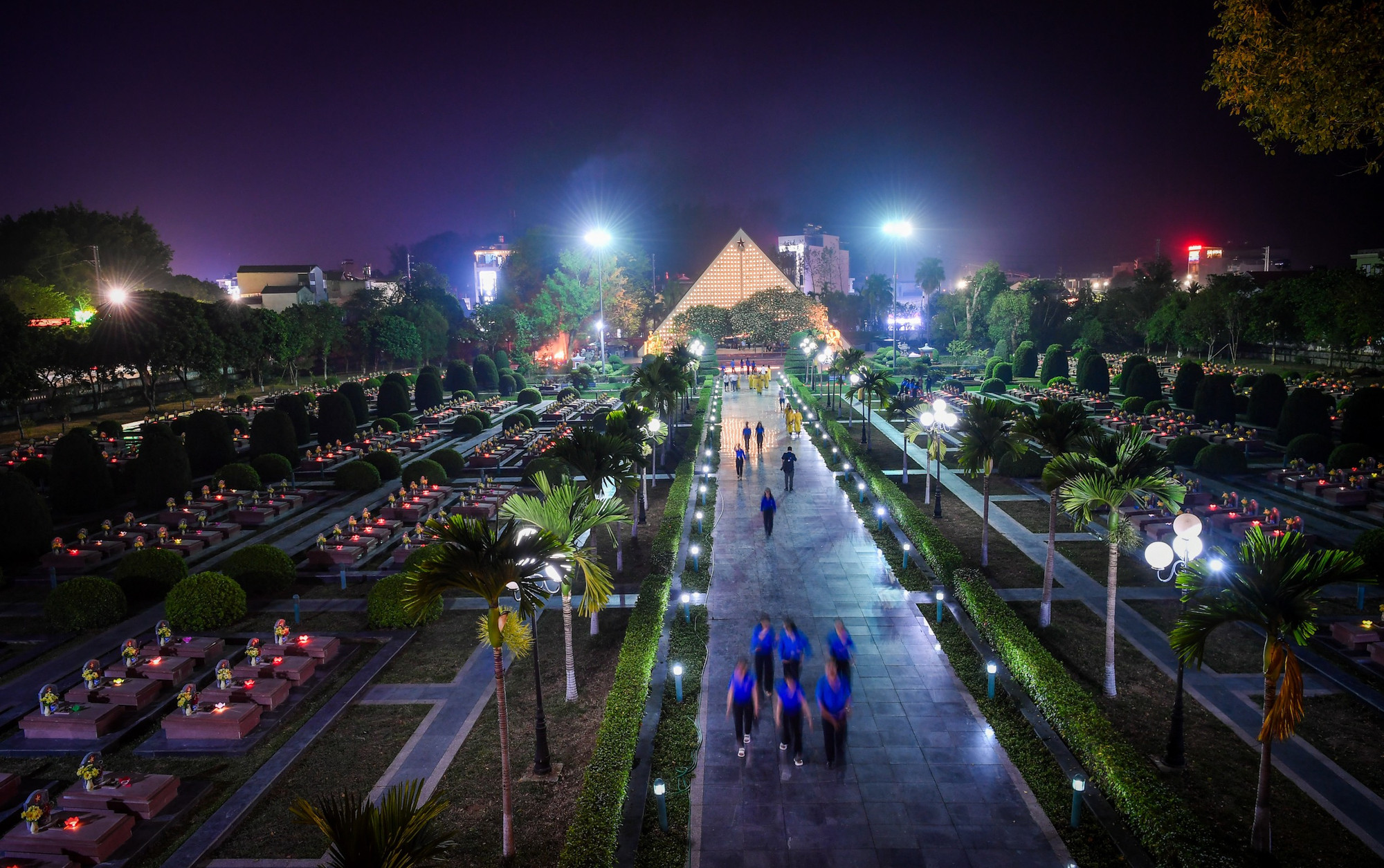 Tối 4/5, tại Nghĩa trang liệt sĩ Quốc gia A1, thành phố Điện Biên Phủ, Tỉnh đoàn Điện Biên tổ chức Lễ dâng hương, thắp nến tri ân các anh hùng, liệt sĩ nhân kỷ niệm 70 năm Chiến thắng Điện Biên Phủ (7/5/1954 - 7/5/2024).