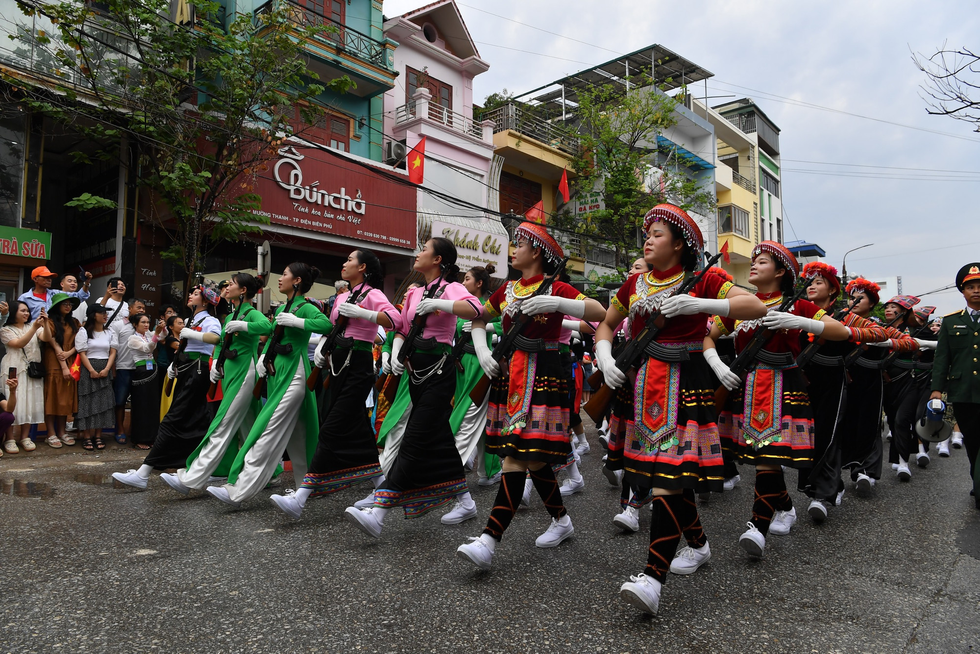 Khối nữ dân quân các dân tộc Tây Bắc