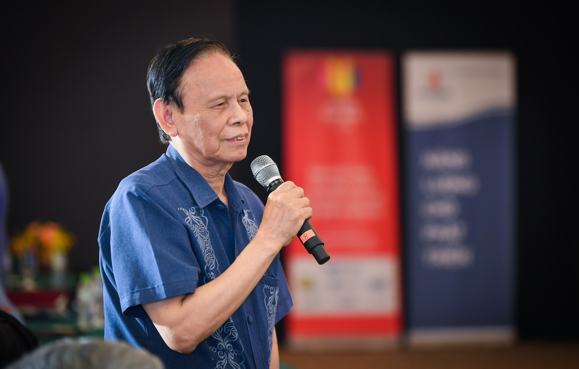 Nhà báo Hồng Vinh, nguyên Tổng Biên tập Báo Nhân Dân chia sẻ tại buổi thảo luận. Nhà báo Hồng Vinh, nguyên Tổng Biên tập Báo Nhân Dân chia sẻ tại buổi thảo luận.