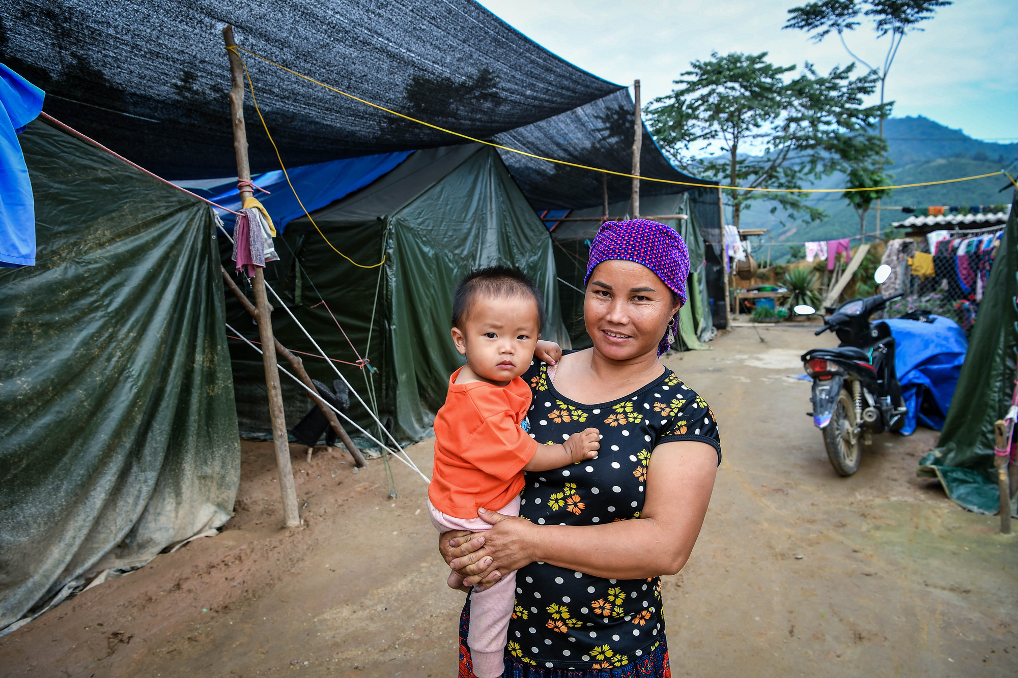 ... nhưng chính các em lại trở thành niềm hy vọng mới cho người lớn - niềm hy vọng nhen lên trong ánh mắt ngây thơ, trong vắt...