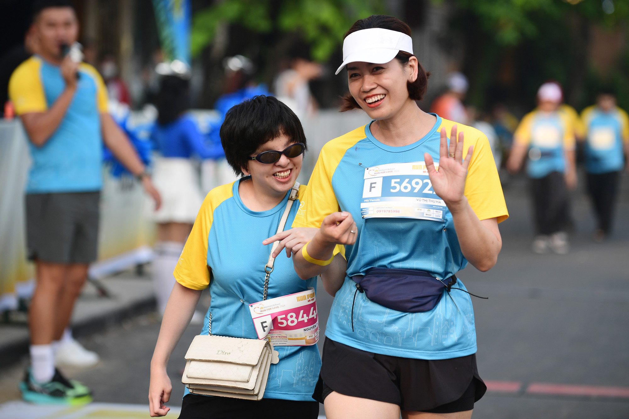 Các vận động viên khiếm thị được hỗ trợ, dẫn dắt chạy kèm bởi những vận động viên khác. Đây là hoạt động lan tỏa tình yêu thương, sự sẻ chia và tinh thần đoàn kết của cộng đồng. Các vận động viên khiếm thị được hỗ trợ, dẫn dắt chạy kèm bởi những vận động viên khác. Đây là hoạt động lan tỏa tình yêu thương, sự sẻ chia và tinh thần đoàn kết của cộng đồng.