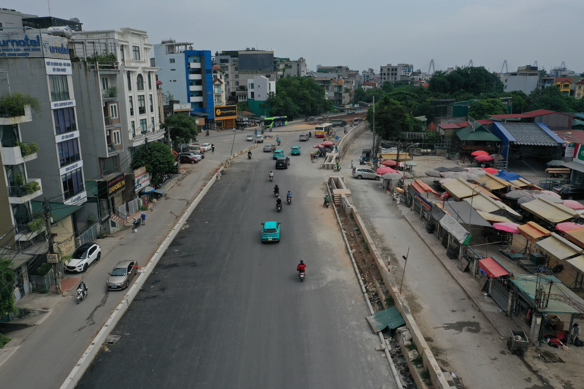 Đến nay, đã thảm thô 1/2 mặt cắt đường Âu Cơ tuyến chính còn lại được 200/1.100m, dự kiến thảm thô xong cả đoạn để thông xe kỹ thuật trong những ngày tới đây. Đến nay, đã thảm thô 1/2 mặt cắt đường Âu Cơ tuyến chính còn lại được 200/1.100m, dự kiến thảm thô xong cả đoạn để thông xe kỹ thuật trong những ngày tới đây.