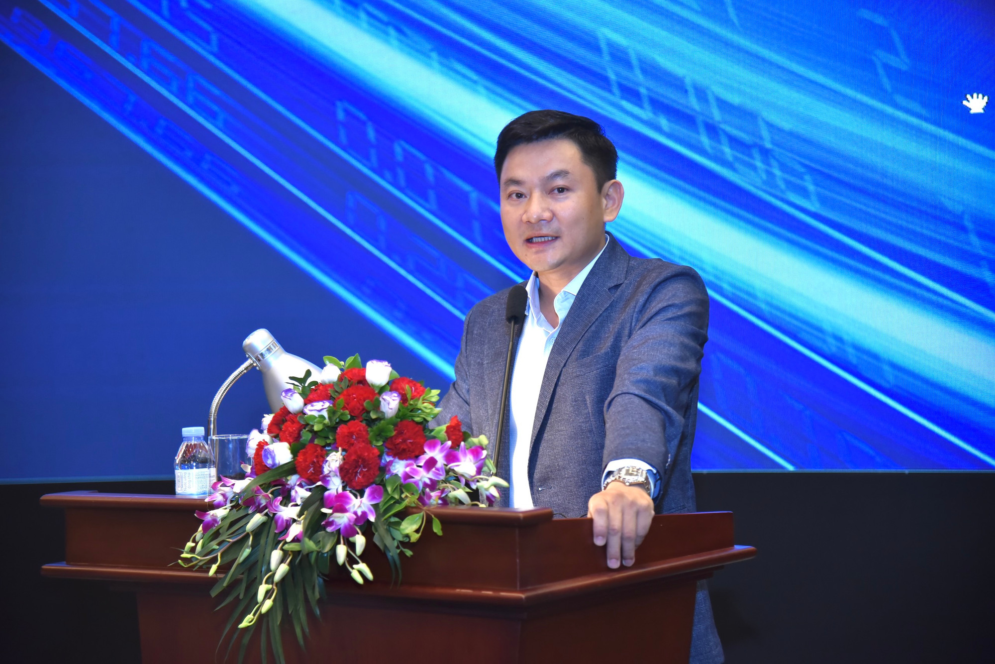 Phó Giáo sư, Tiến sĩ Bùi Chí Trung, Phó Viện trưởng Viện Đào tạo báo chí và truyền thông Trường Đại học Khoa học xã hội và Nhân văn Hà Nội trình bày tham luận Nền kinh tế báo chí-truyền thông Việt Nam: Bức tranh toàn cảnh và những nút thắt.