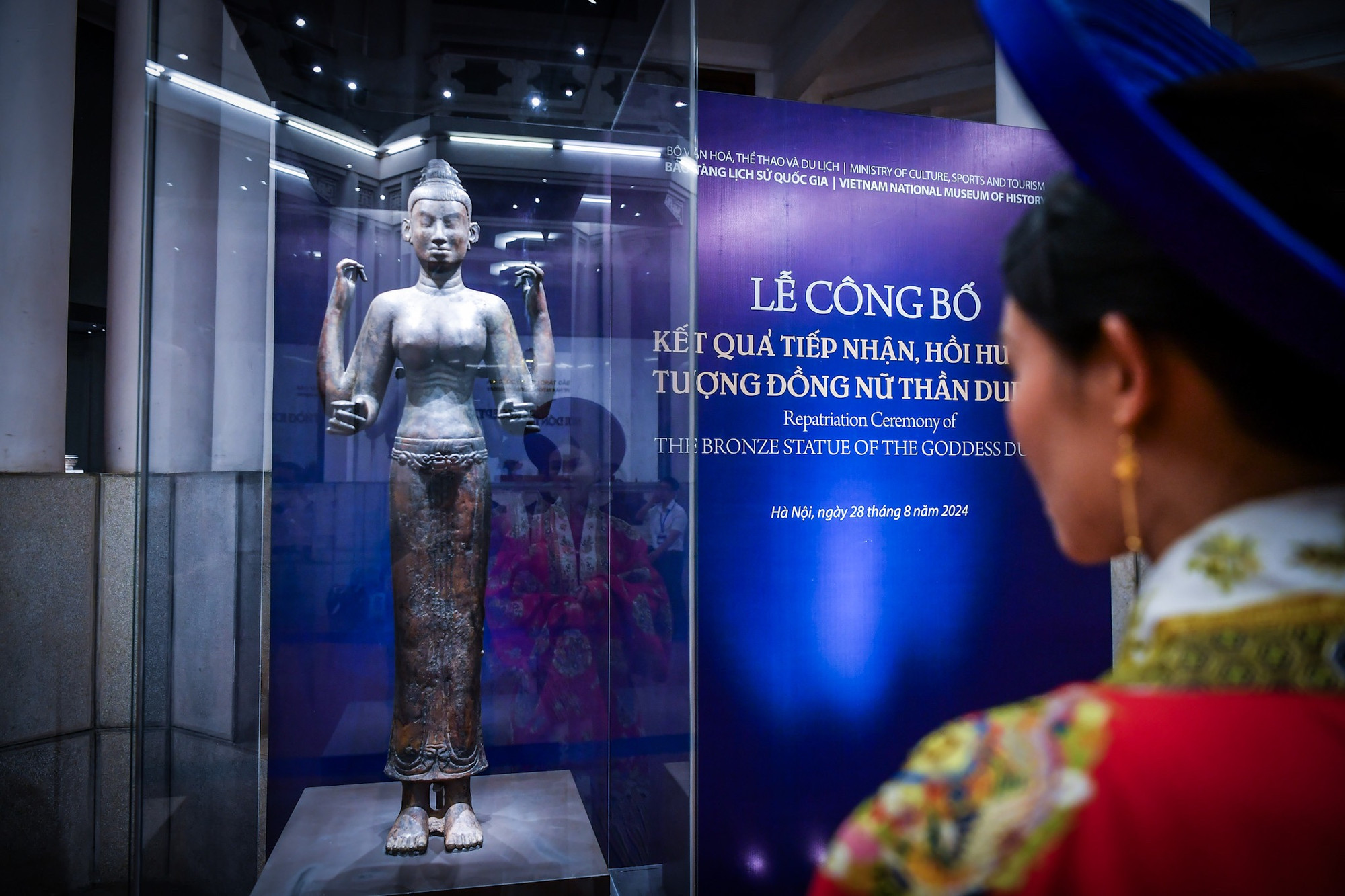 Sau khi được công bố, nhiều du khách đã tới chiêm ngưỡng báu vật quý giá tại Bảo tàng Lịch sử quốc gia.