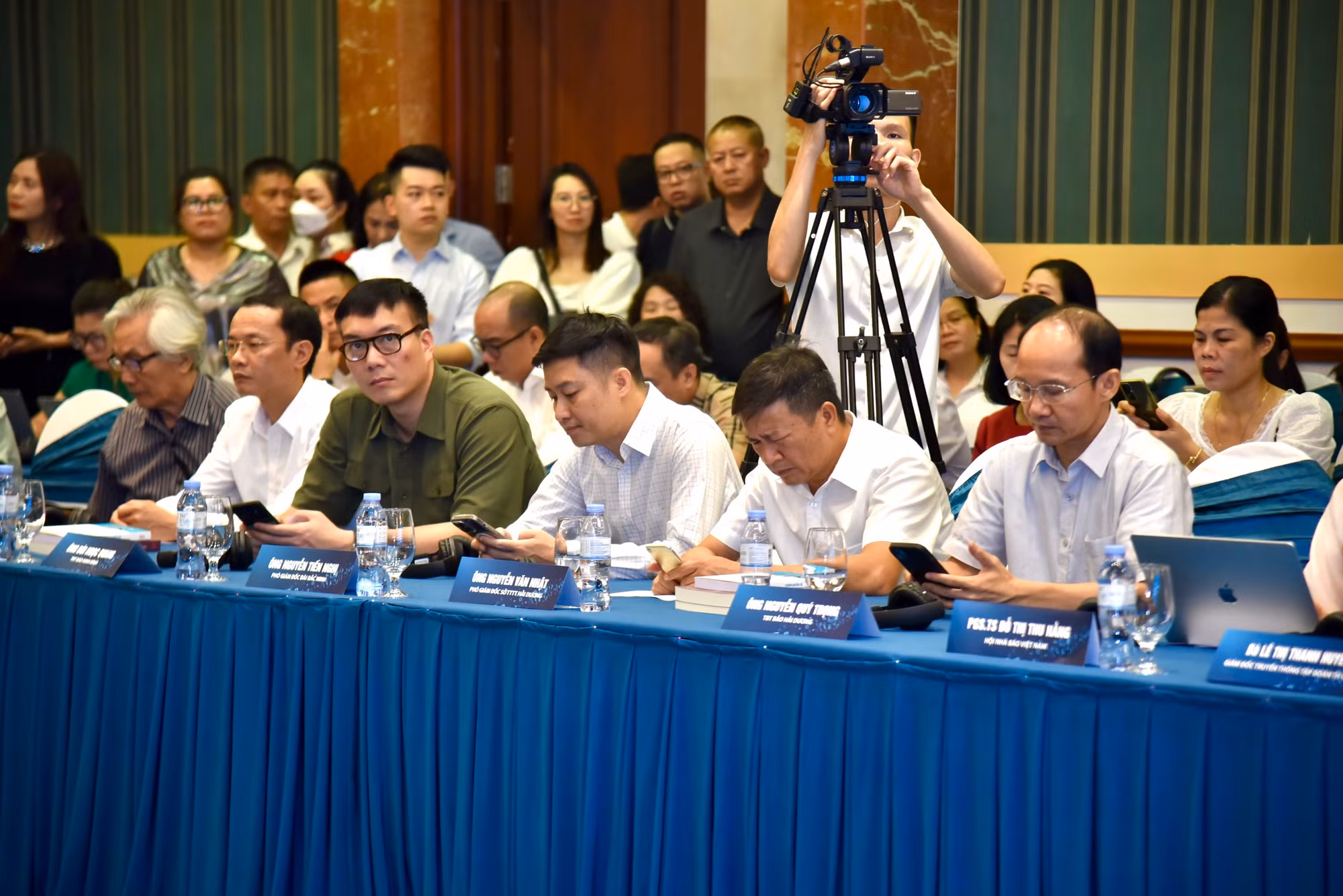 Quang cảnh phiên làm việc.