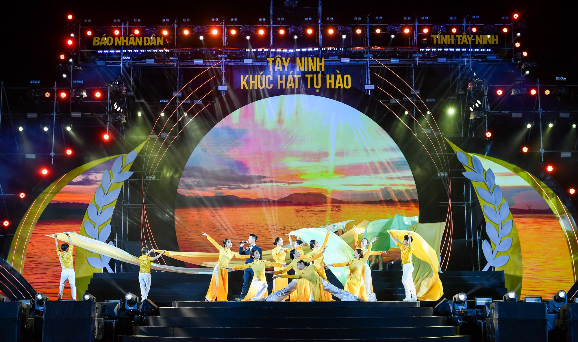 Ca sĩ Đức Tuấn biểu diễn ca khúc "Về giữa đôi sông vàng".