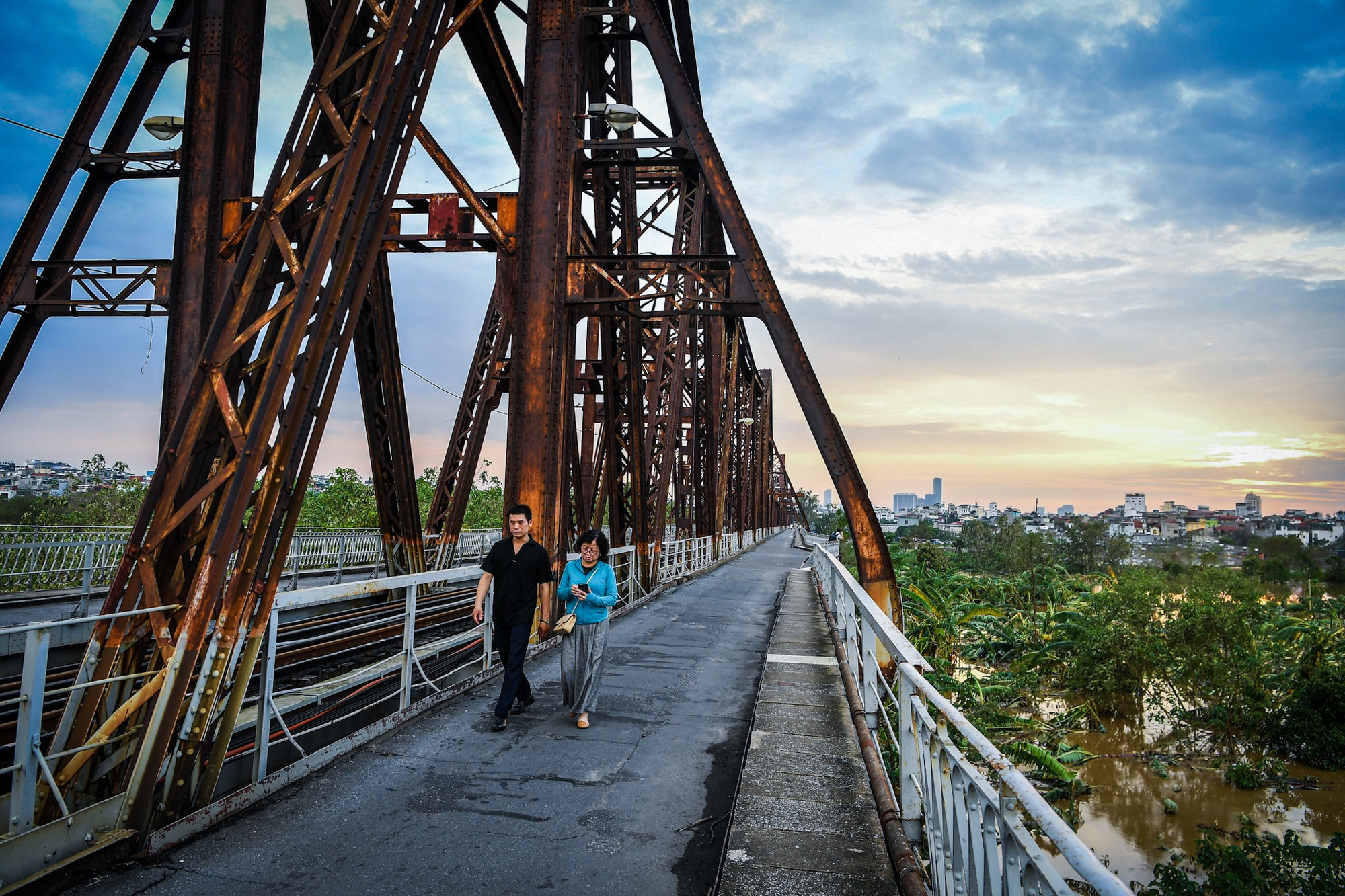 [Ảnh] Bất chấp lệnh cấm, người dân vẫn lên cầu Long Biên... dạo mát ảnh 13