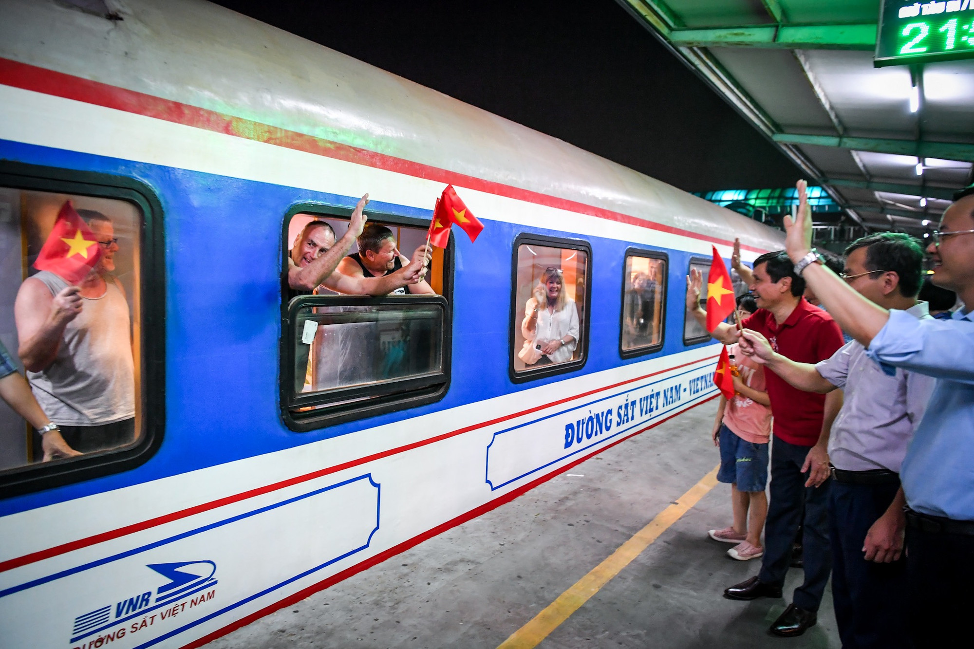 Hình ảnh đẹp trên ga tàu Hà Nội tối 30/8. Hình ảnh đẹp trên ga tàu Hà Nội tối 30/8.