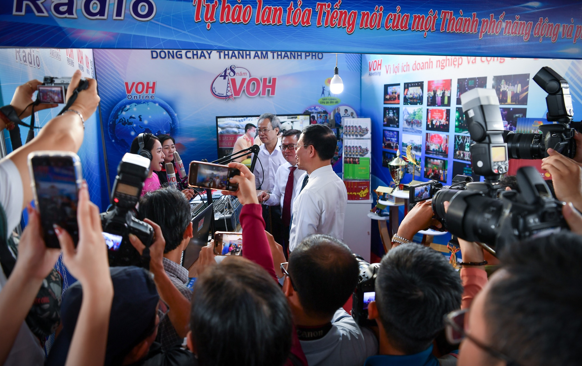 Hoạt động sôi nổi tại gian trưng bày của Đài Tiếng nói Nhân dân Thành phố Hồ Chí Minh. Ảnh: Thành Đạt.