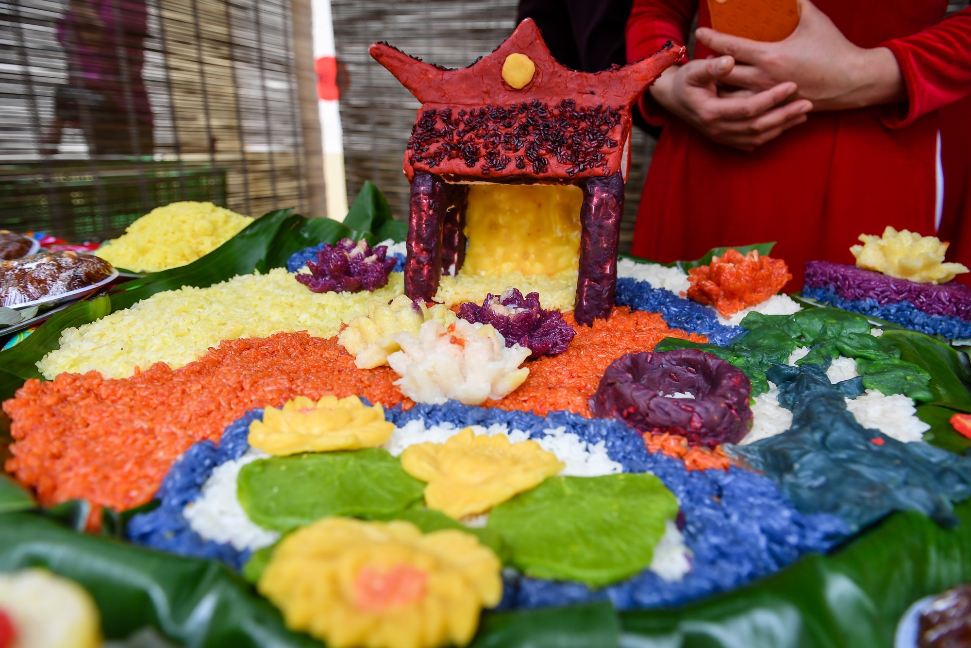 Mâm xôi được tạo hình thành mái đình, triền đê và bãi cỏ xanh mênh mông đúng như vốn có của ngôi làng cổ nghìn năm bên sông Hồng. Theo các cao niên, hiện Phú Thượng có 3 nghệ nhân và khoảng 600 gia đình đang làm nghề nấu xôi cùng một “hệ thống” bán lẻ với cả trăm người trong làng đưa hương thơm của xôi Phú Thượng đi khắp các ngõ ngách của đất Hà thành. Gánh xôi đời người của các mẹ, các chị không chỉ giúp mỗi gia đình của làng Gạ xưa qua cơn đói kém, xôi Phú Thượng ngày nay còn giúp người dân làm giàu, trở thành hàng hóa có giá trị kinh tế cao mang lại nguồn lợi cho người dân và địa phương. Mâm xôi được tạo hình thành mái đình, triền đê và bãi cỏ xanh mênh mông đúng như vốn có của ngôi làng cổ nghìn năm bên sông Hồng. Theo các cao niên, hiện Phú Thượng có 3 nghệ nhân và khoảng 600 gia đình đang làm nghề nấu xôi cùng một “hệ thống” bán lẻ với cả trăm người trong làng đưa hương thơm của xôi Phú Thượng đi khắp các ngõ ngách của đất Hà thành. Gánh xôi đời người của các mẹ, các chị không chỉ giúp mỗi gia đình của làng Gạ xưa qua cơn đói kém, xôi Phú Thượng ngày nay còn giúp người dân làm giàu, trở thành hàng hóa có giá trị kinh tế cao mang lại nguồn lợi cho người dân và địa phương.