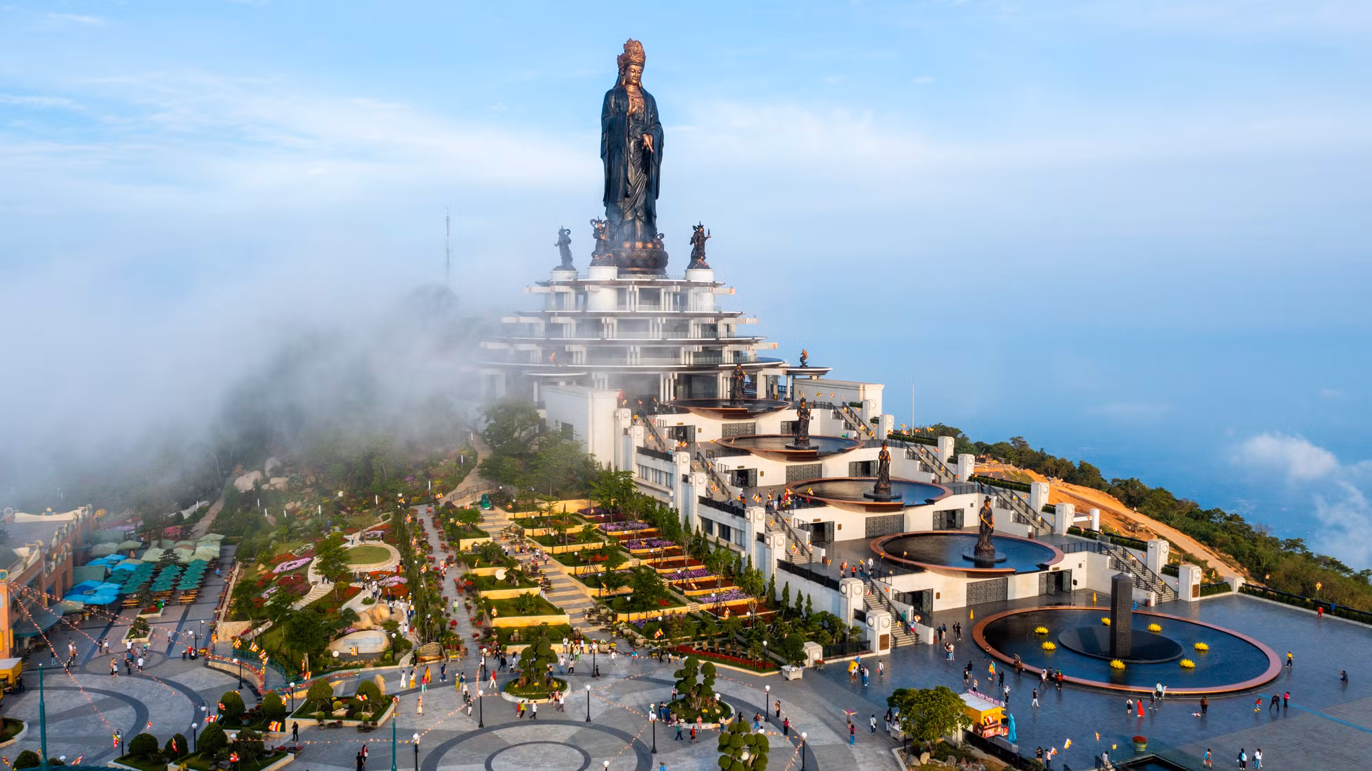 Núi Bà Đen là điểm đến tâm linh nổi tiếng bậc nhất Nam Bộ. Nơi đây được bao phủ bởi mây trắng quanh năm, là điểm đến không thể bỏ qua trong hành trình khám phá Tây Ninh.