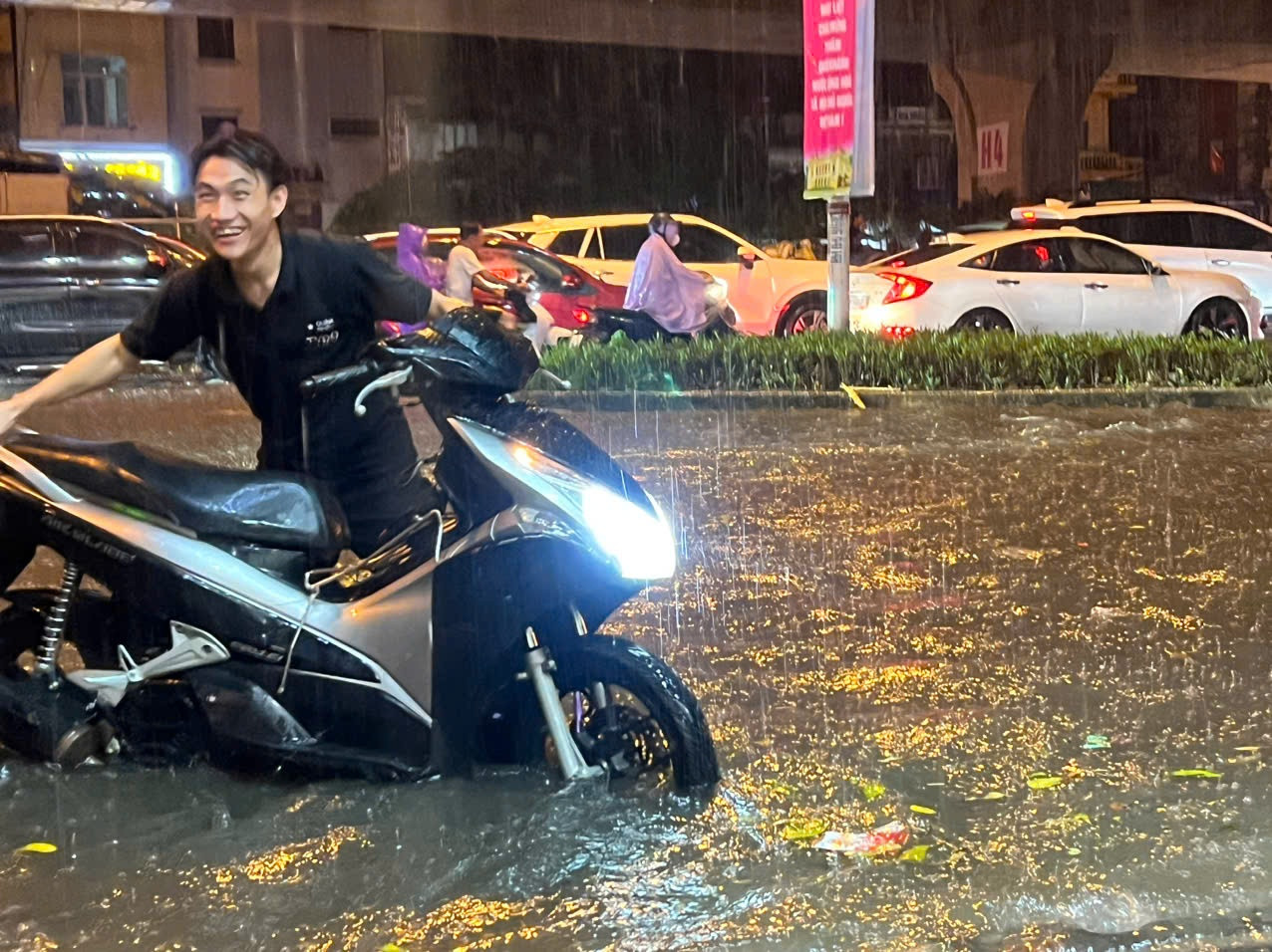 Mưa lớn kéo dài suốt đêm khiến khu vực dốc Minh Khai, quận Hai Bà Trưng ngập nặng.