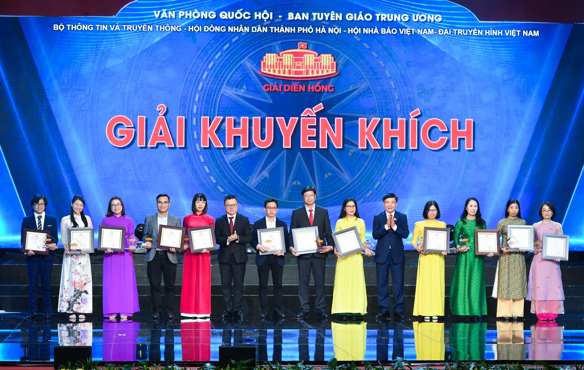 Đồng chí Lê Quốc Minh, Ủy viên Trung ương Đảng, Tổng Biên tập Báo Nhân Dân, Phó Trưởng Ban Tuyên giáo Trung ương, Chủ tịch Hội Nhà báo Việt Nam và đồng chí Bùi Văn Cường, Ủy viên Trung ương Đảng, Tổng Thư ký Quốc hội, Chủ nhiệm Văn phòng Quốc hội trao giải Khuyến khích cho các tác giả.
