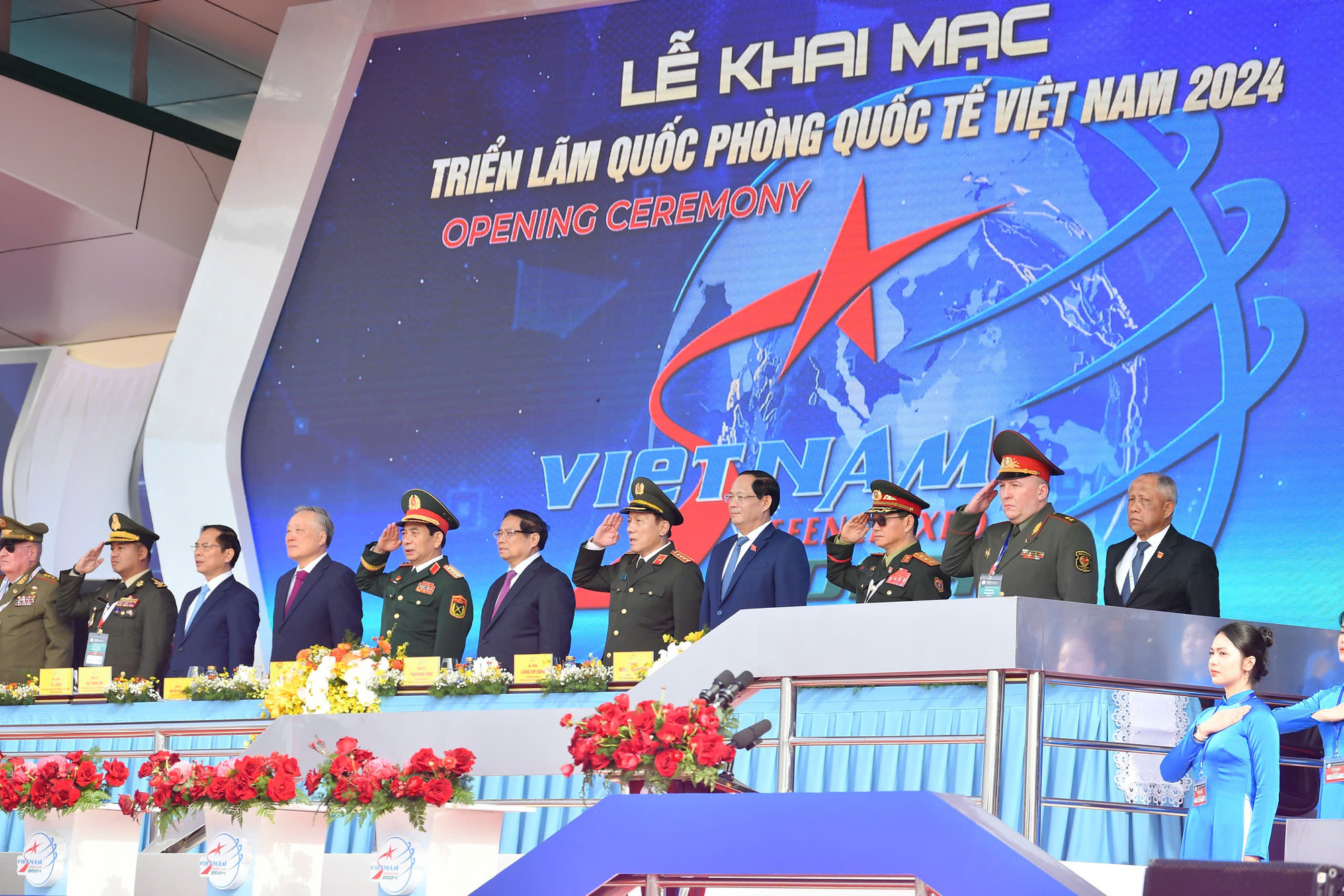 Các đồng chí lãnh đạo Đảng, Nhà nước và các đại biểu thực hiện nghi lễ chào cờ tại Lễ khai mạc.