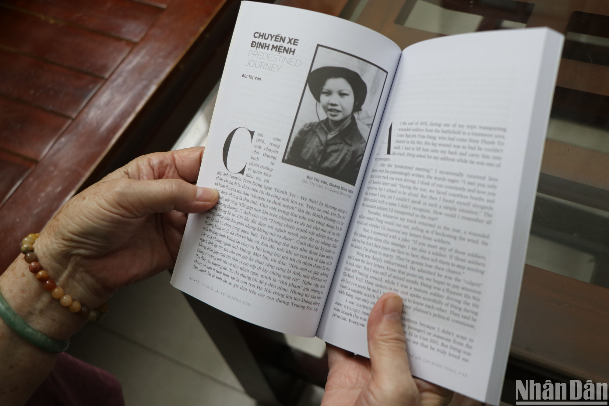 Biết chúng tôi tới hỏi chuyện… ngày xưa, bà Vân bật cười, mắng: Các anh, chị cứ lẩn mẩn. Nói vậy, nhưng rất nhanh, bà lại dốc lòng chia sẻ về quãng đời bà gọi bằng cụm từ “chẳng thể nào lãng quên” của mình.