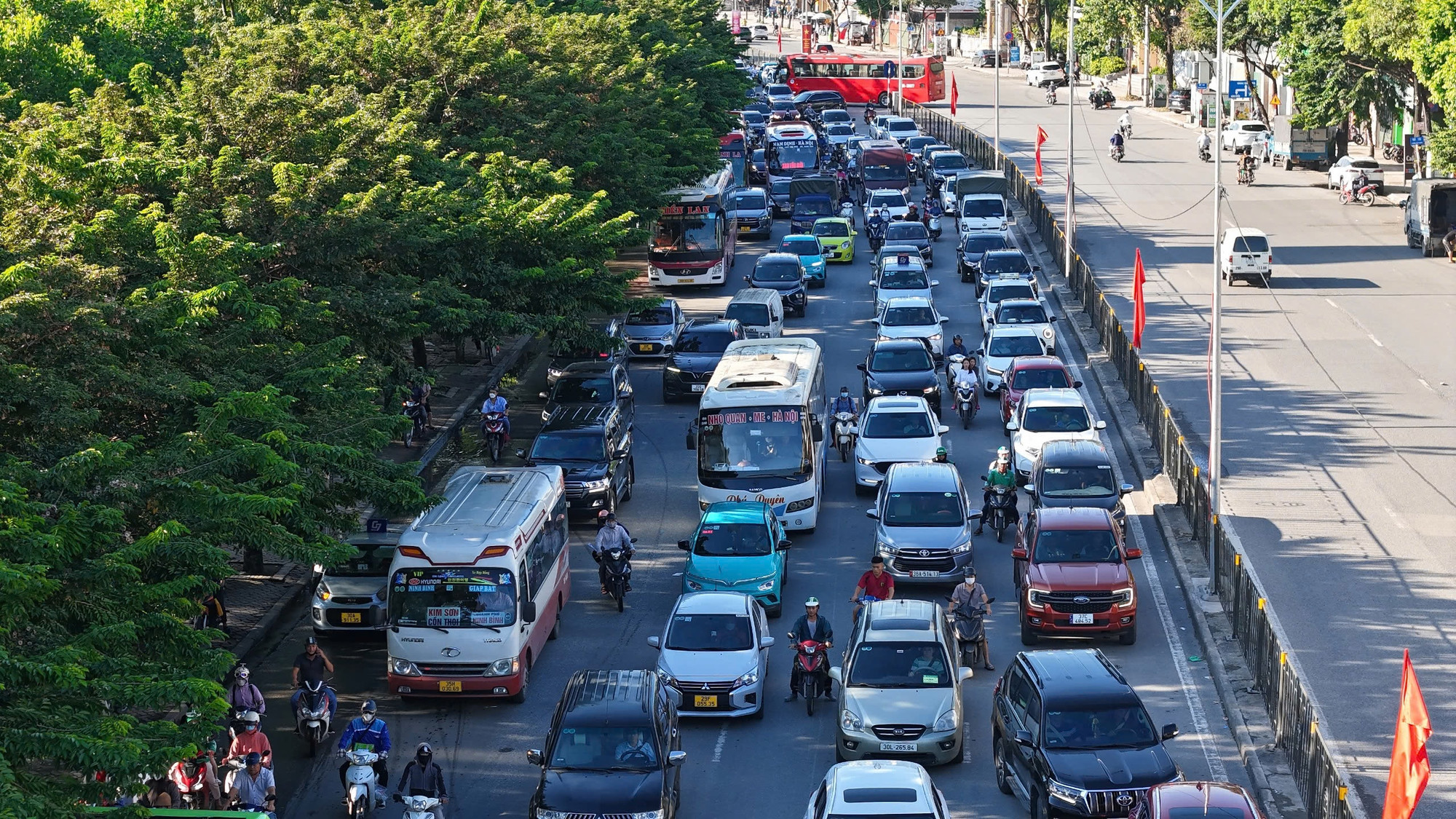 Chiều 30/8, trong ngày làm việc cuối cùng trước kỳ nghỉ lễ Quốc khánh, giao thông tại khu vực các cửa ngõ Hà Nội đã đông đúc hơn ngày thường. Chiều 30/8, trong ngày làm việc cuối cùng trước kỳ nghỉ lễ Quốc khánh, giao thông tại khu vực các cửa ngõ Hà Nội đã đông đúc hơn ngày thường.