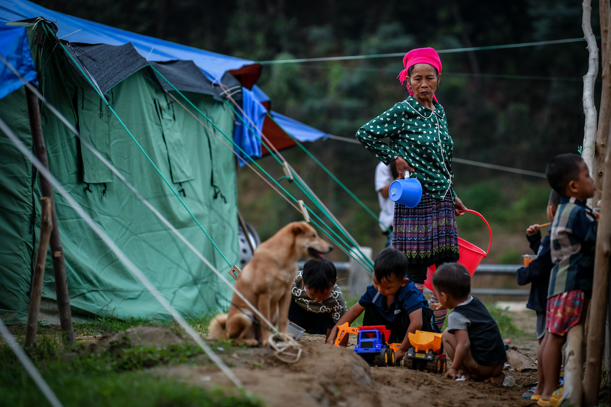 Chiều chiều, lũ trẻ vẫn hồn nhiên chơi đùa bên hông những căn lều tạm.