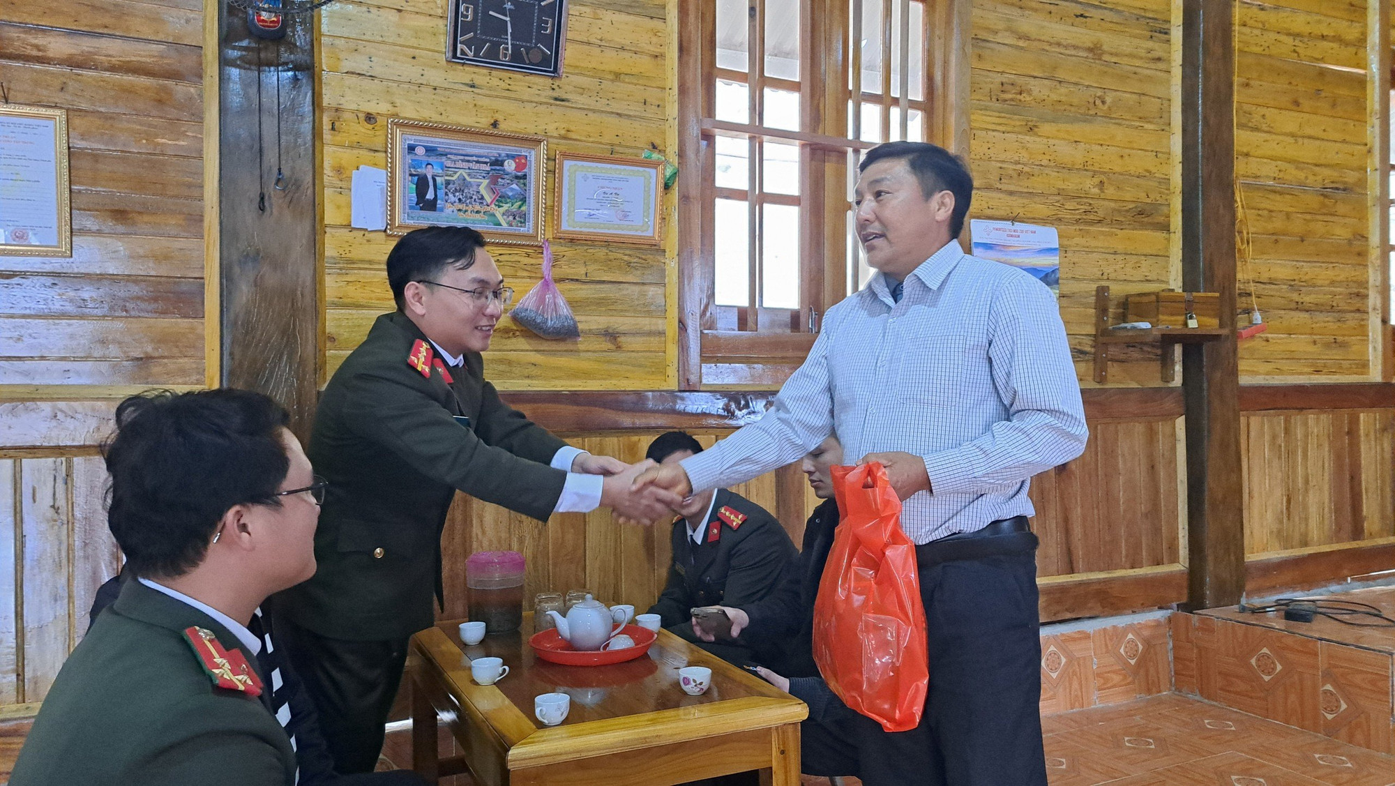 Ròng rã hơn 3 năm trời bám nắm địa bàn, kết hợp nhiều biện pháp tuyên truyền, răn đe, thuyết phục, Đại úy Lý A Vàng, Đội trưởng Đội An ninh Công an huyện Mường Chà cùng đồng đội và chính quyền địa phương đã hoàn thành nhiệm vụ xóa bỏ hoàn toàn tà đạo "Bà cô Dợ" trên địa bàn huyện Mường Chà.