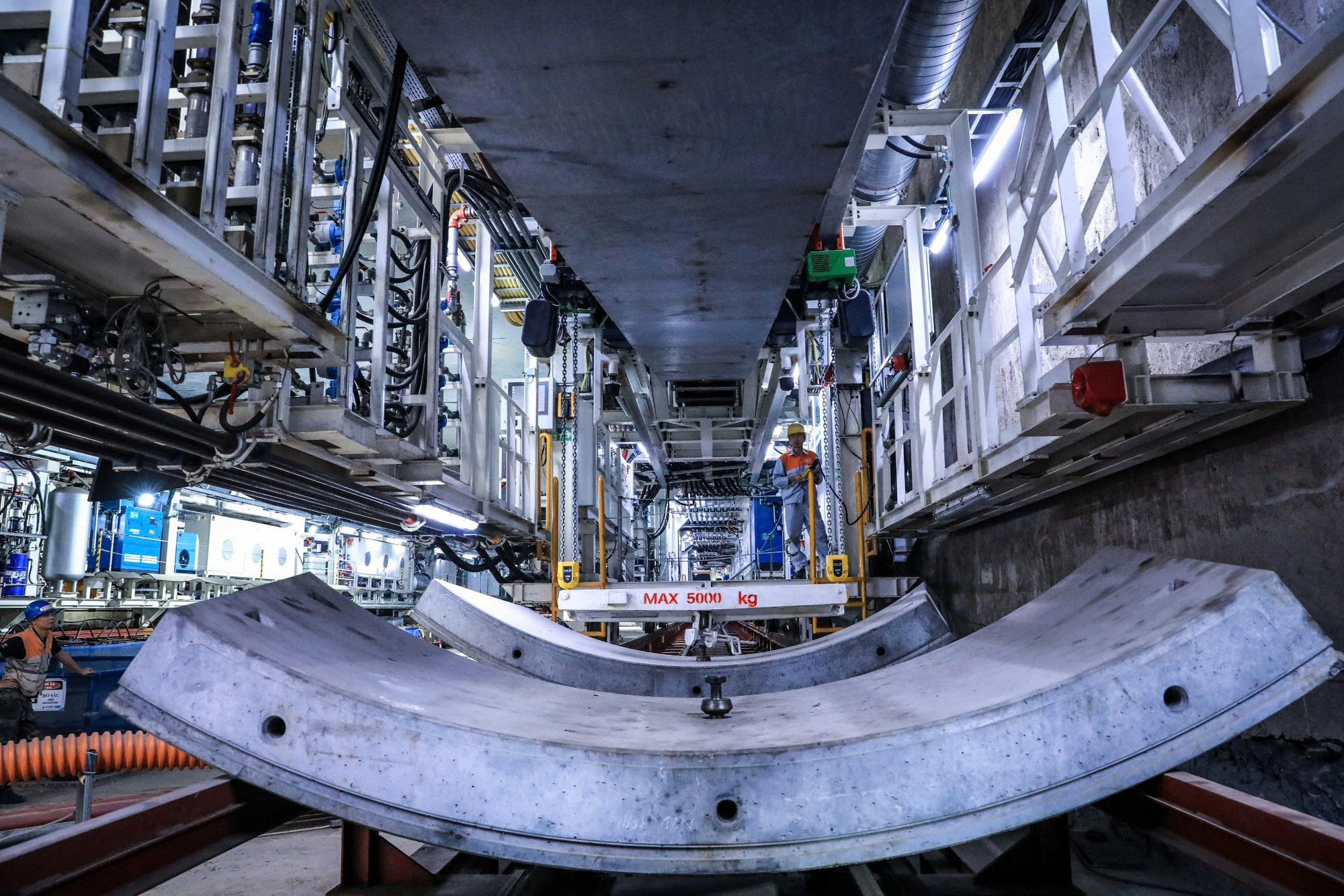 Cận cảnh vách hầm trước khi được vận chuyển sâu vào trong hầm.