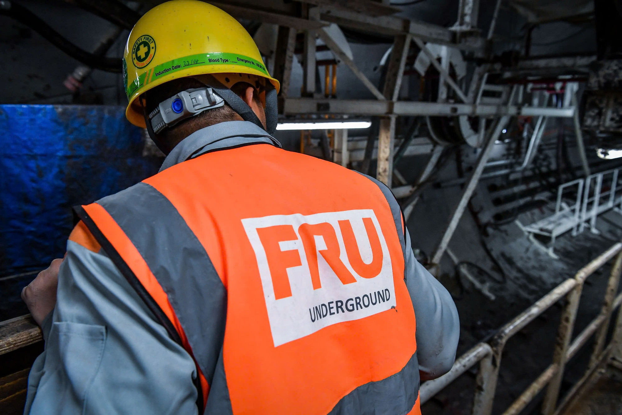 Một công nhân đang làm nhiệm vụ dưới độ sâu gần 20m so với mặt đất ngày 30/8/2024.