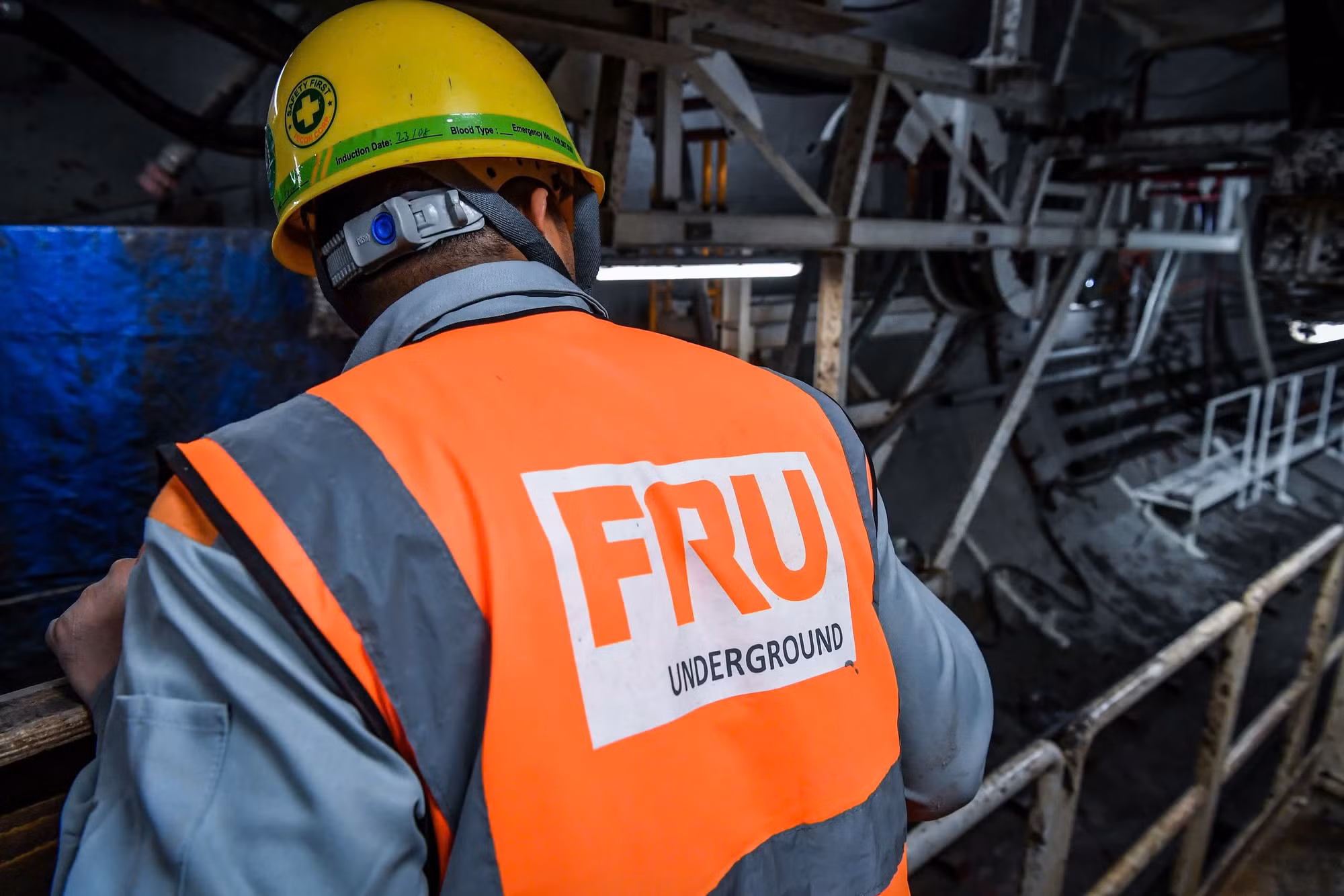 Một công nhân đang làm nhiệm vụ dưới độ sâu gần 20m so với mặt đất ngày 30/8/2024.