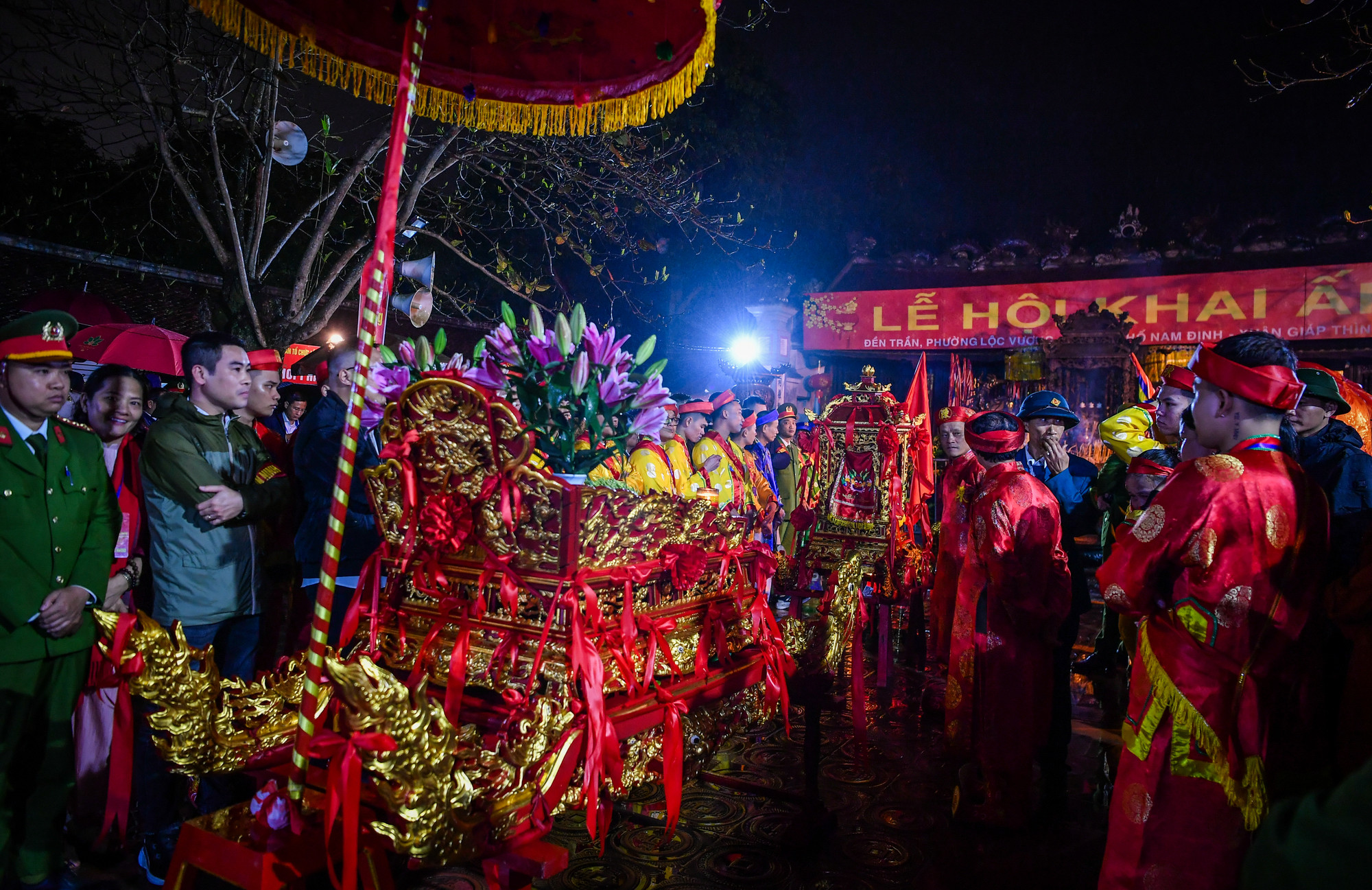 Quang cảnh phía trước đền Thiên Trường trước giờ khai ấn.