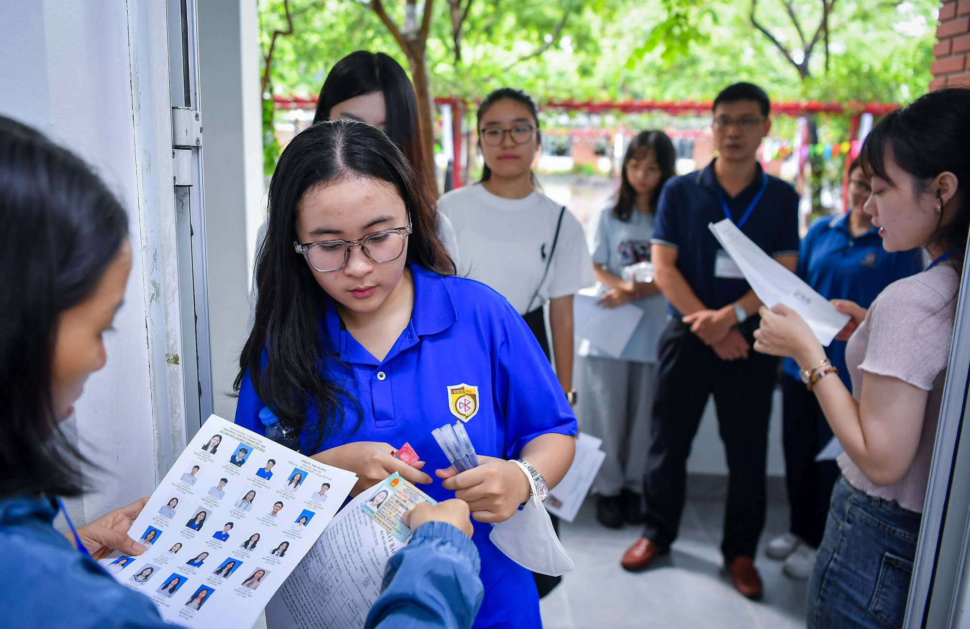 Cán bộ coi thi sẽ đối chiếu căn cước công dân với danh sách được dán ảnh, bảo đảm chặt chẽ trong mọi quy trình.