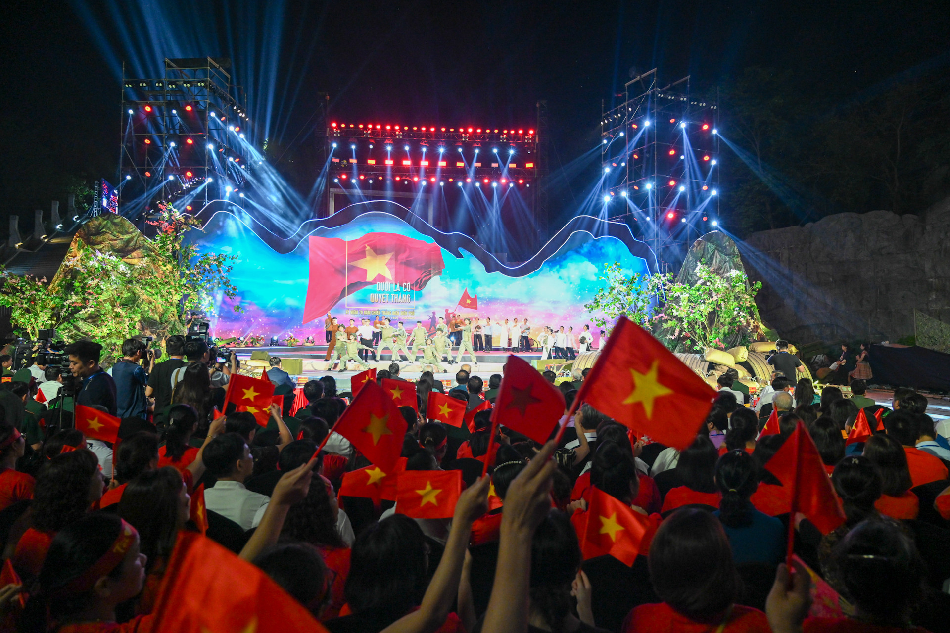 Rừng cờ đỏ sao vàng được khán giả tại thành phố Điện Biên Phủ tạo nên tại chương trình.